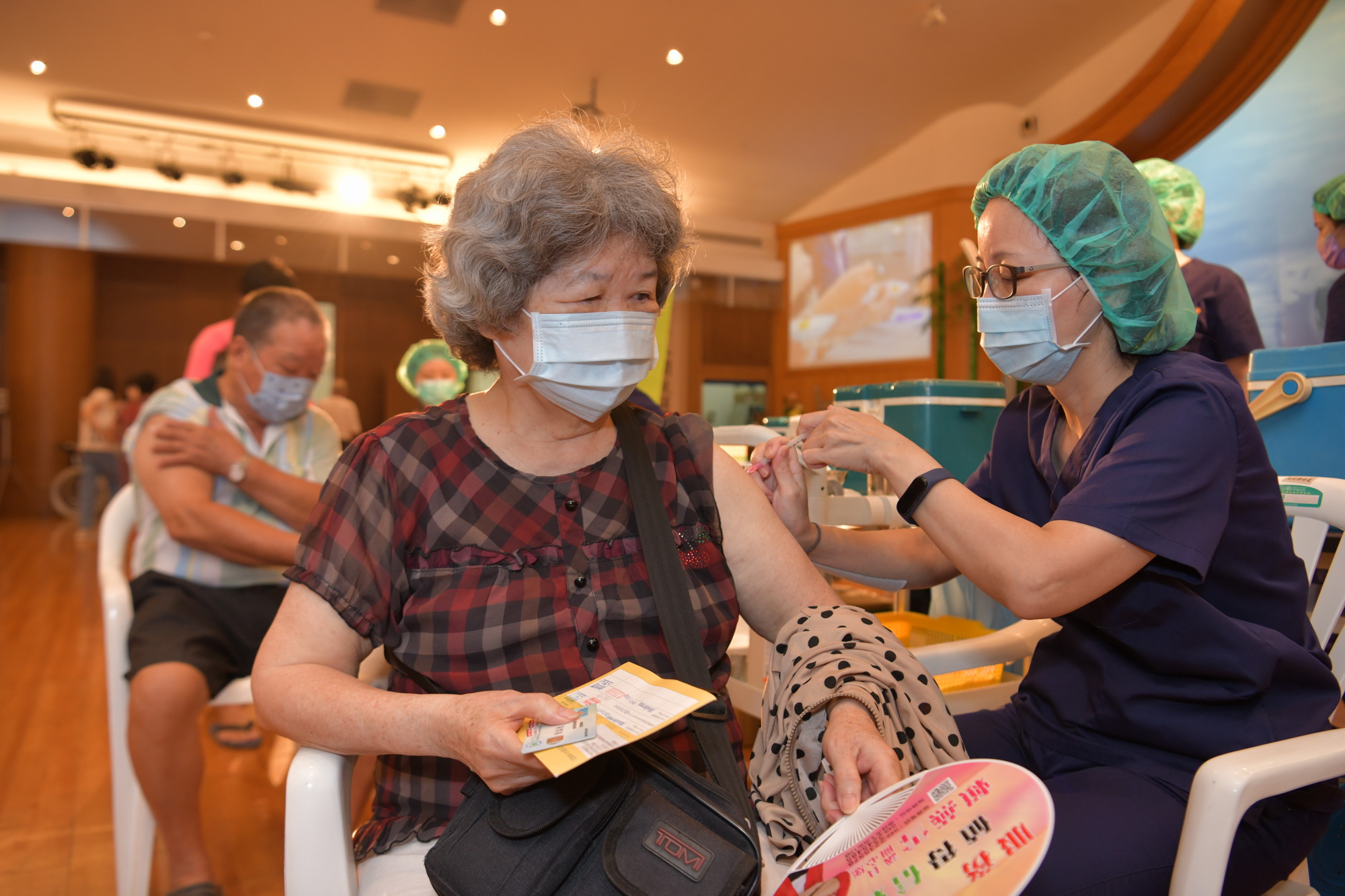 other image1-The 2nd-dose Moderna vaccination begins. County Magistrate Lin cares for people’s vaccination status, October 2