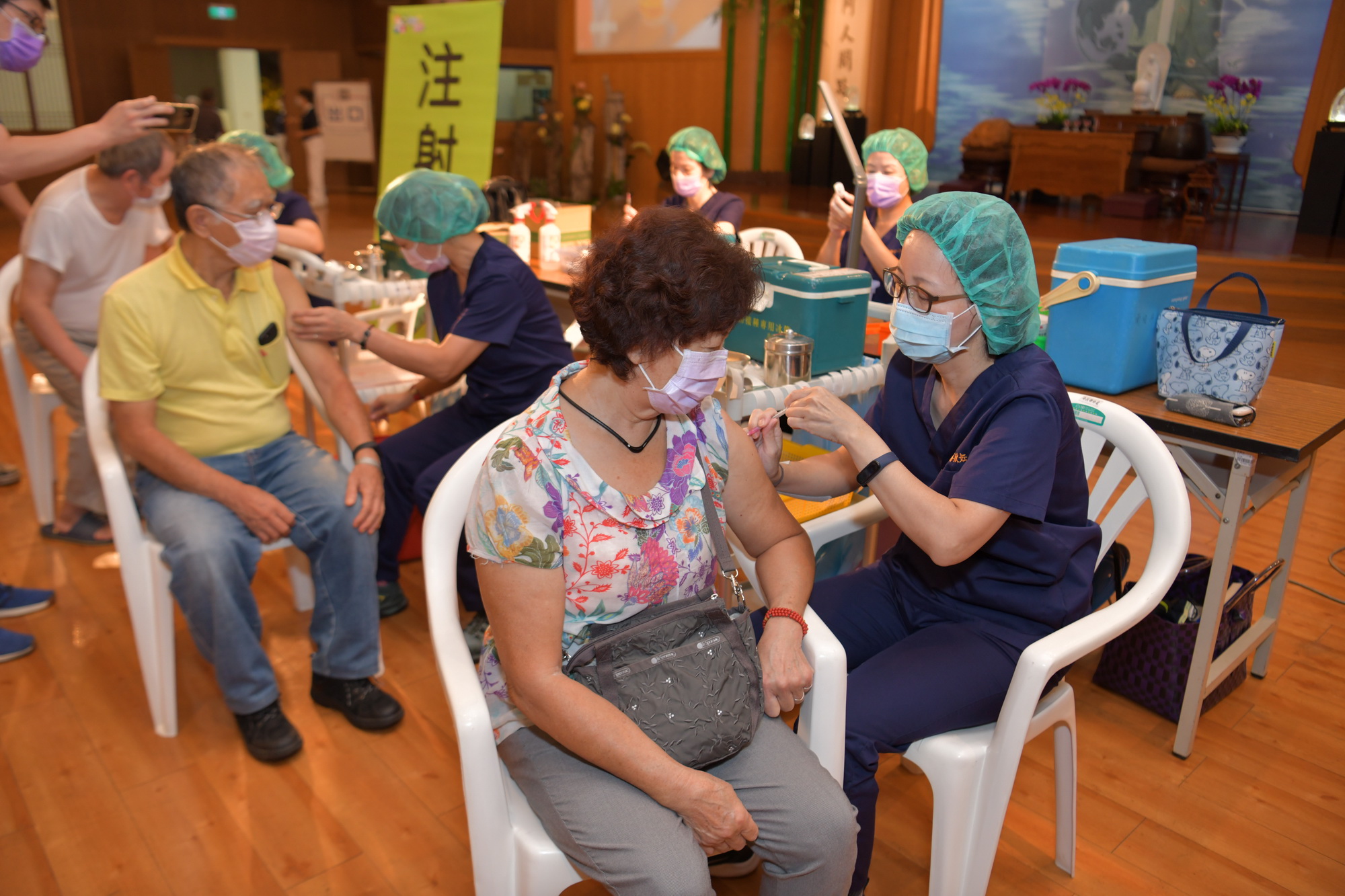 other image2-The 2nd-dose Moderna vaccination begins. County Magistrate Lin cares for people’s vaccination status, October 2
