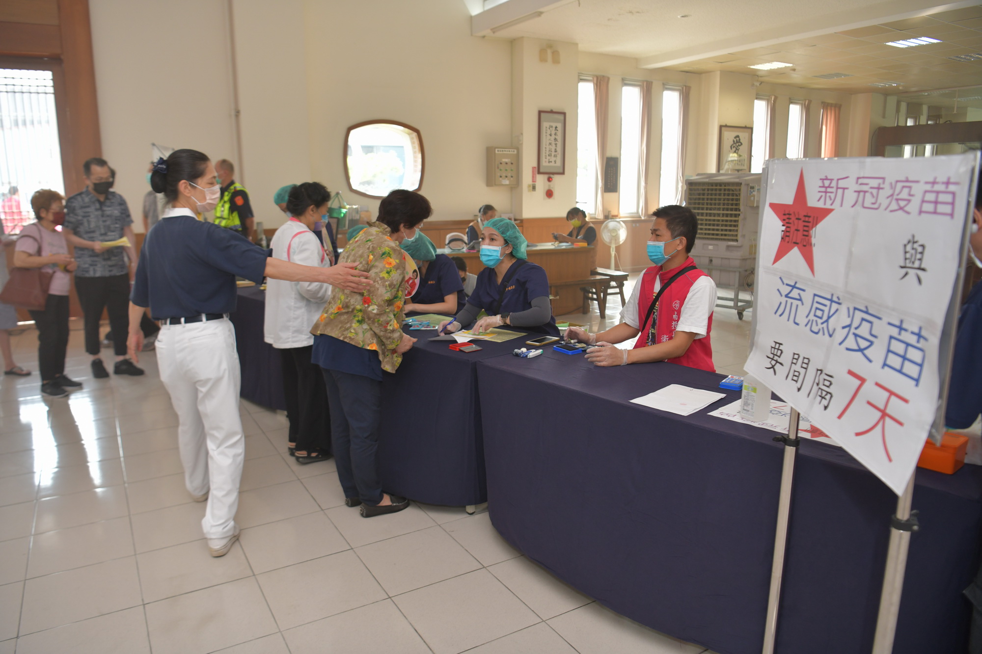other image4-The 2nd-dose Moderna vaccination begins. County Magistrate Lin cares for people’s vaccination status, October 2