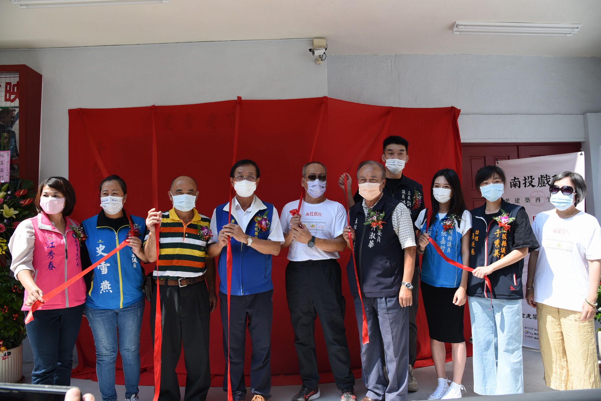 other image2-A century-old theater, a resurgence of grandeur. County Magistrate Lin unveils the nameplate of Nantou Theater, October 6