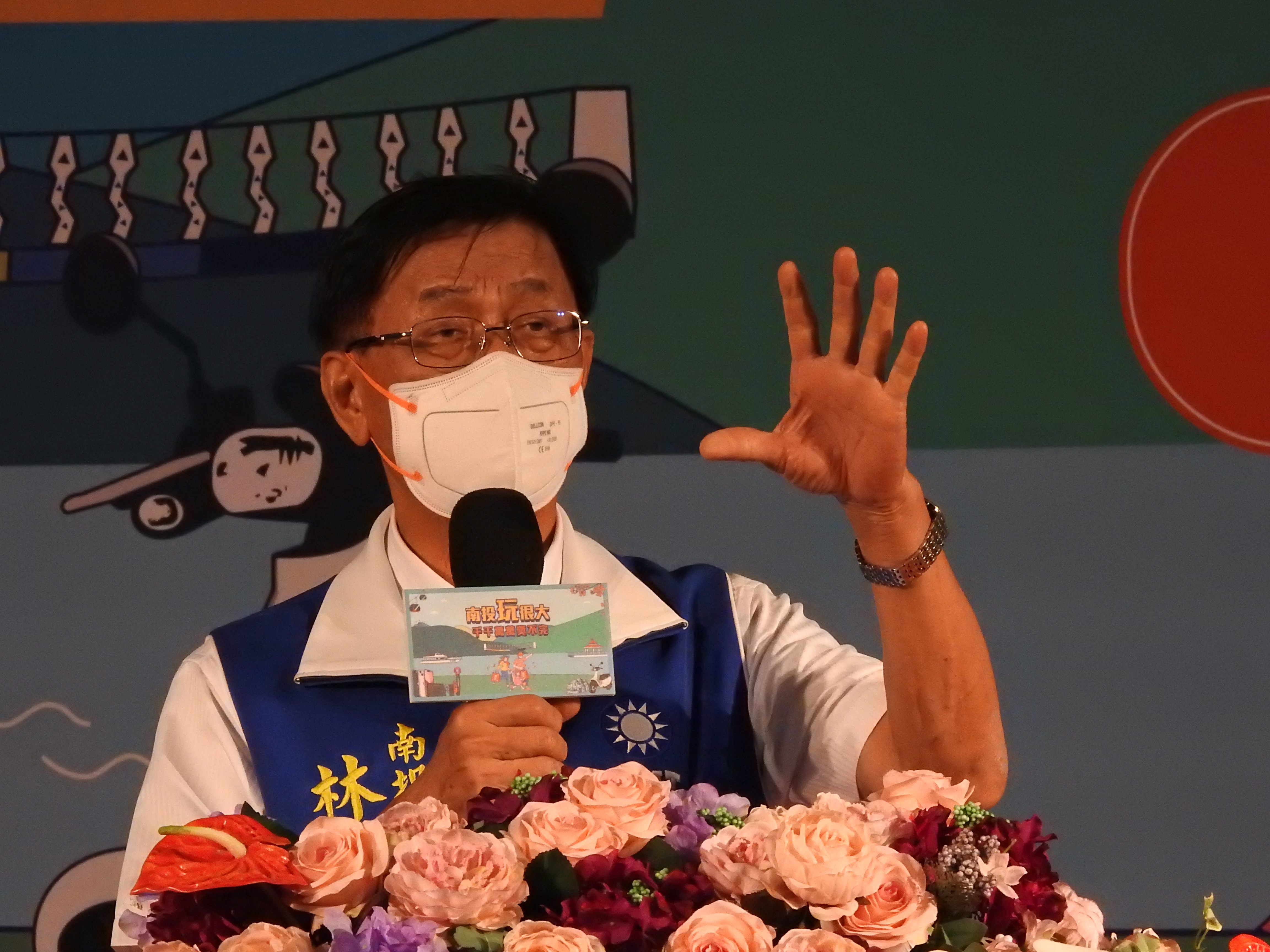 other image2-The very first draw of a prize of NT$ 10,000 to be drawn weekly begins on the 29th. County Magistrate and an Internet celebrity strew “paper money” all over, October 22