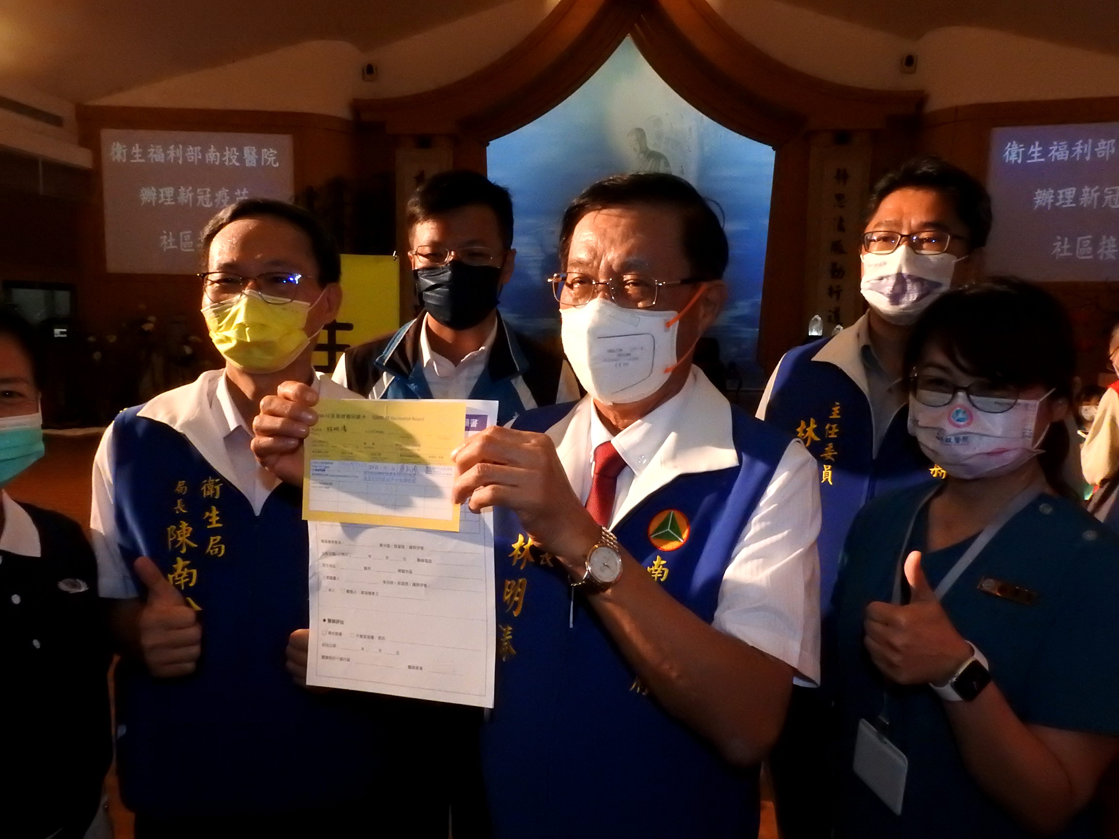 other image2-Nantou Vaccination achieved Two Targets, County Mayor Lin gratefully receives 1st Dose, November 2nd