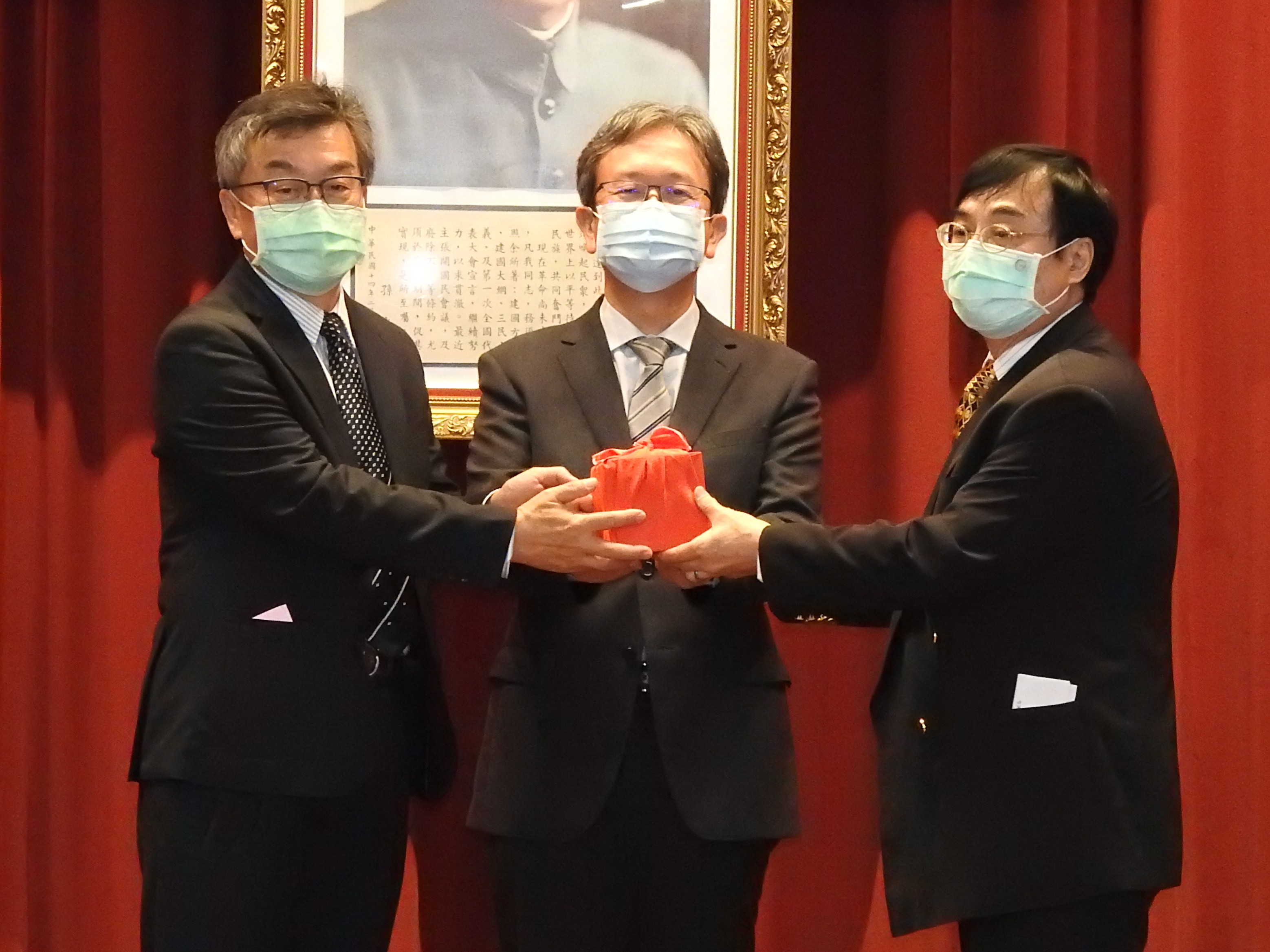 相關圖片1-台電南投區處新舊處長交接 林縣長感謝貼心縣民助推縣政