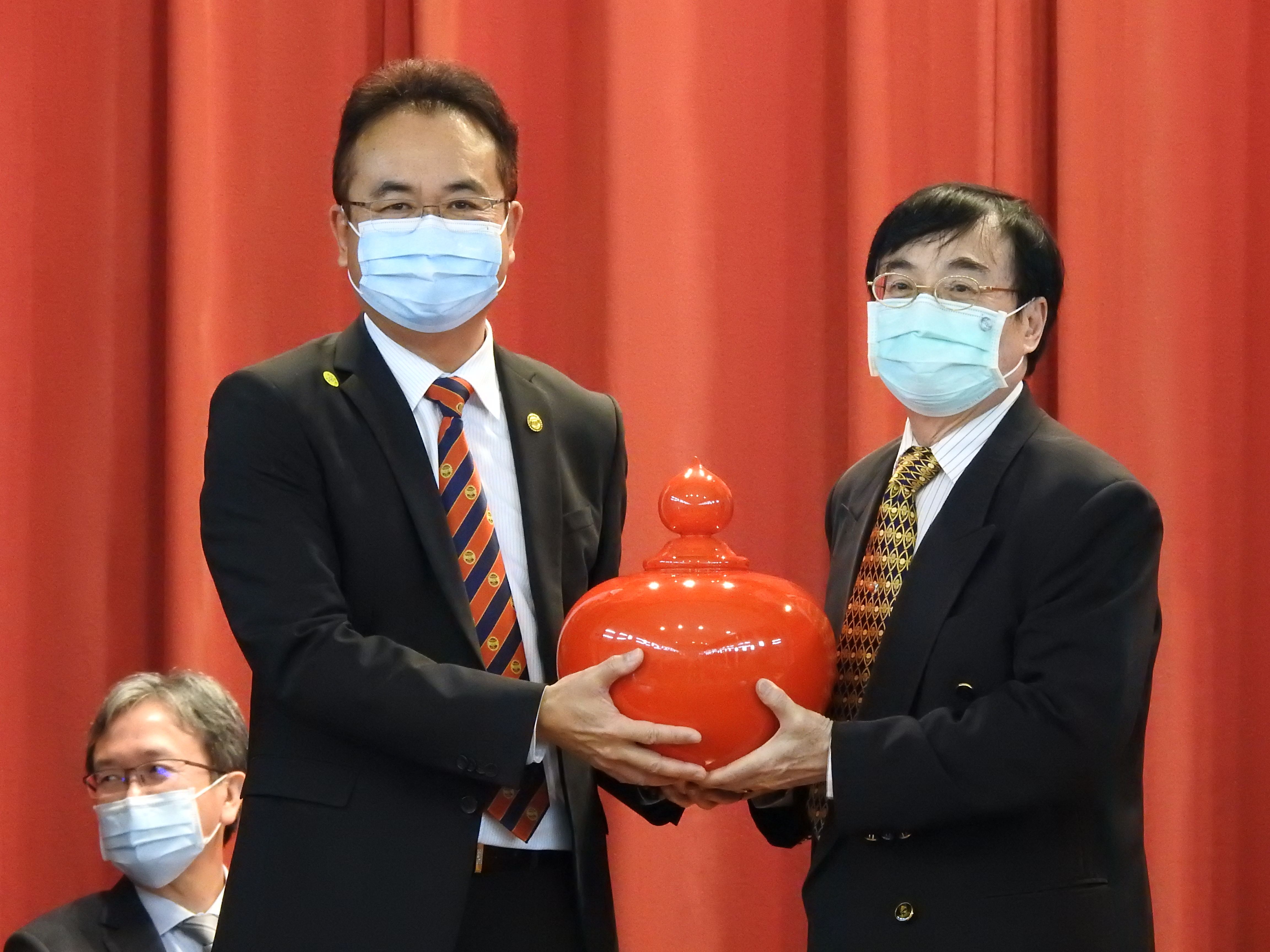 相關圖片3-台電南投區處新舊處長交接 林縣長感謝貼心縣民助推縣政
