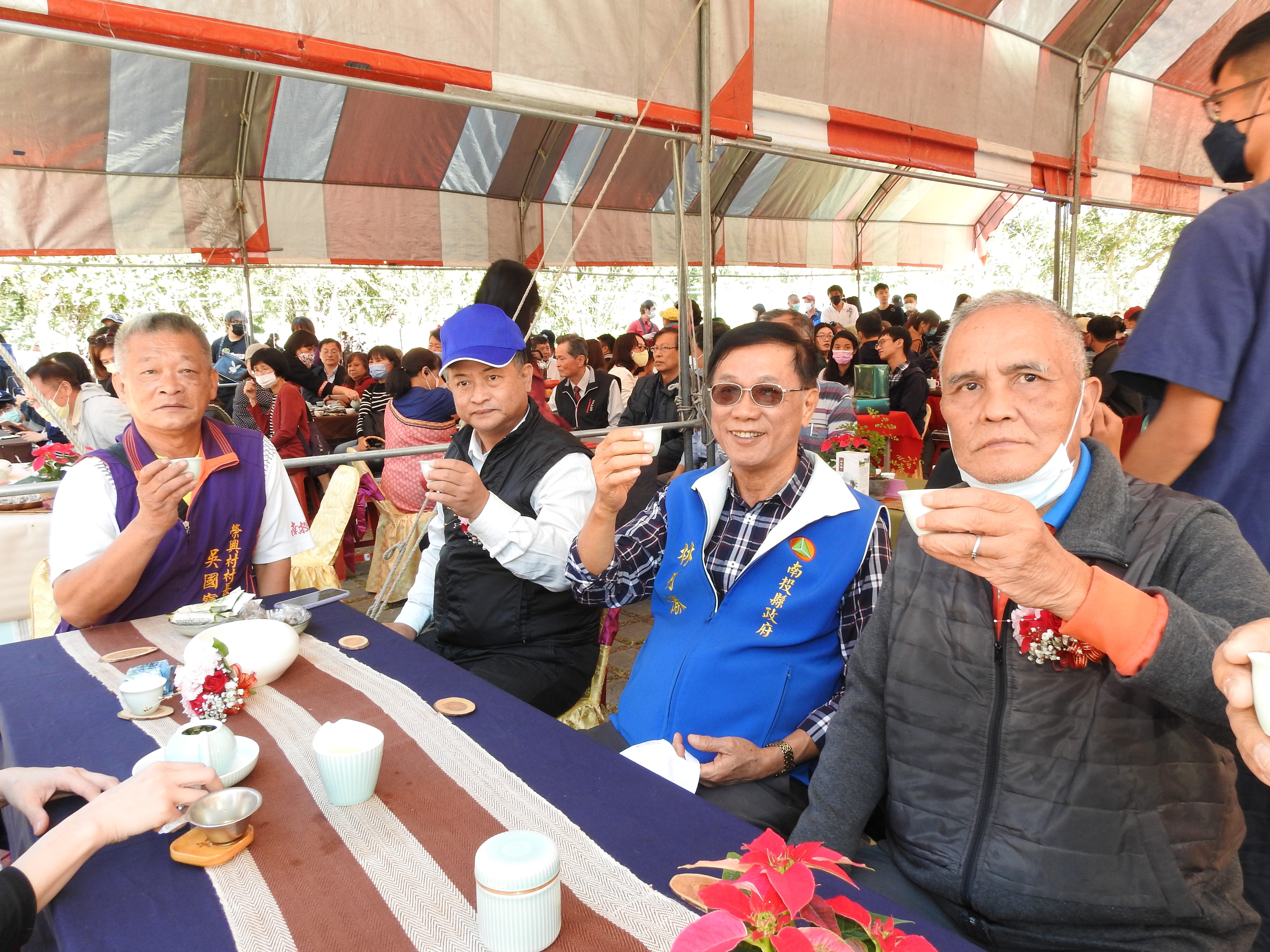 other image1-County Magistrate Lin presents awards to outstanding farmers in the 2021 Winter Taiwan Best High-mountain Tea Competition, December 11