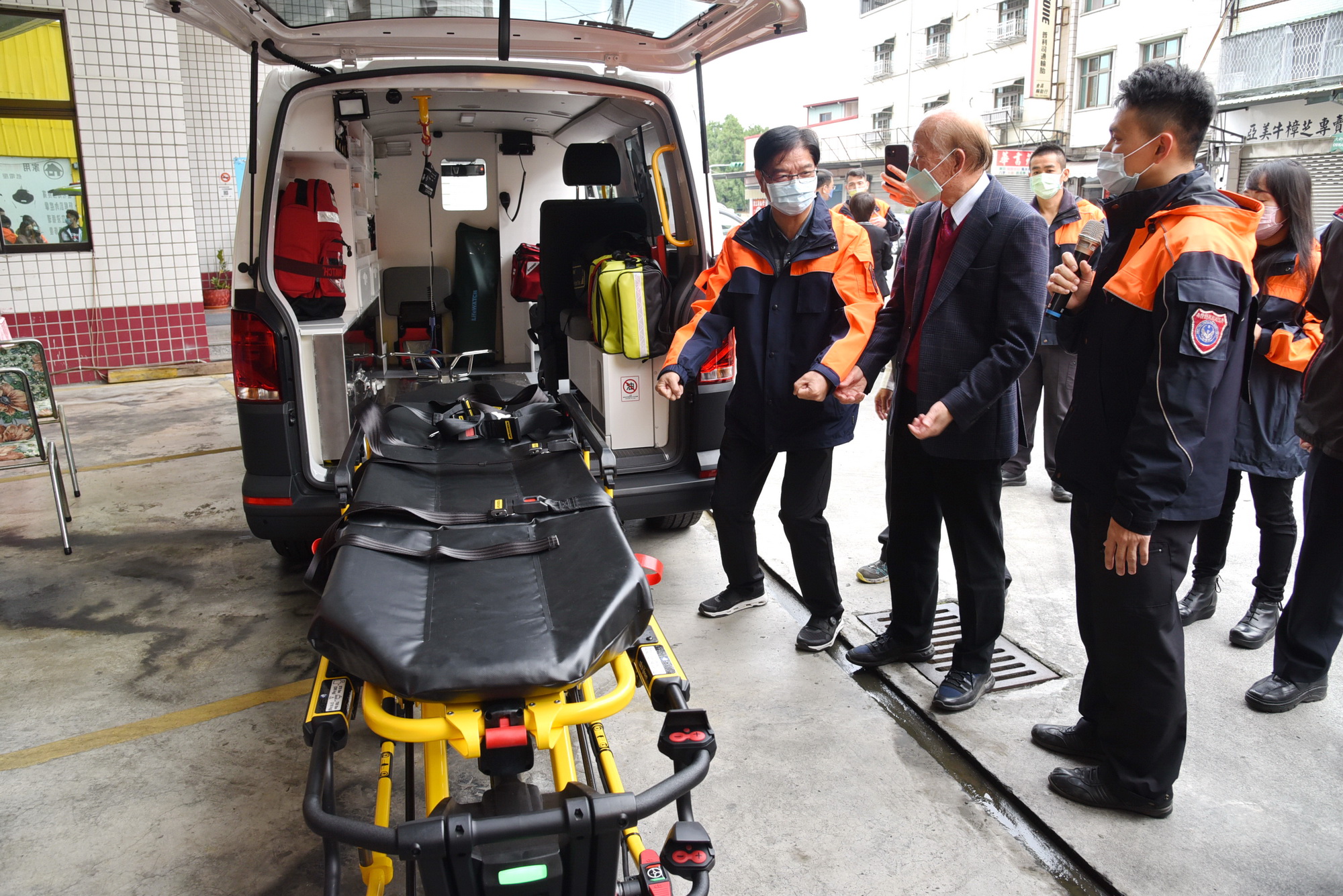 other image4-Chairman Li of Kung Long Batteries donates an ambulance, which will be allocated to the Caotun Branch for ambulance task, December 23