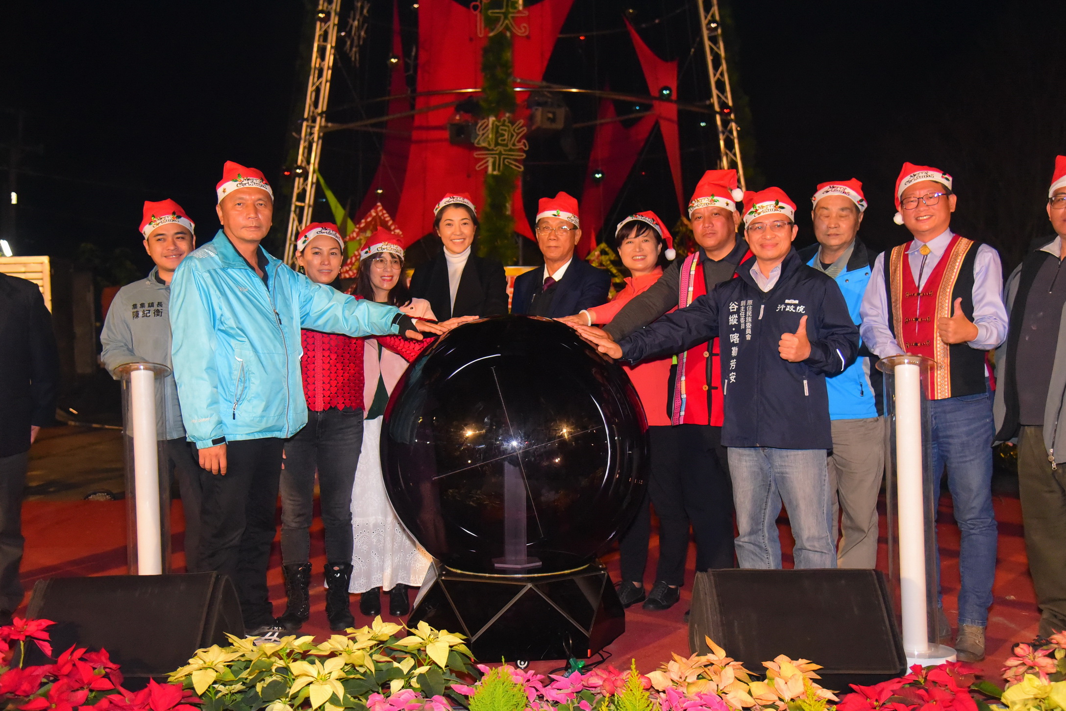 News images-Thousands gather in the Luluna tribe to celebrate Christmas Eve and light up the tallest Christmas tree in Taiwan, December 24