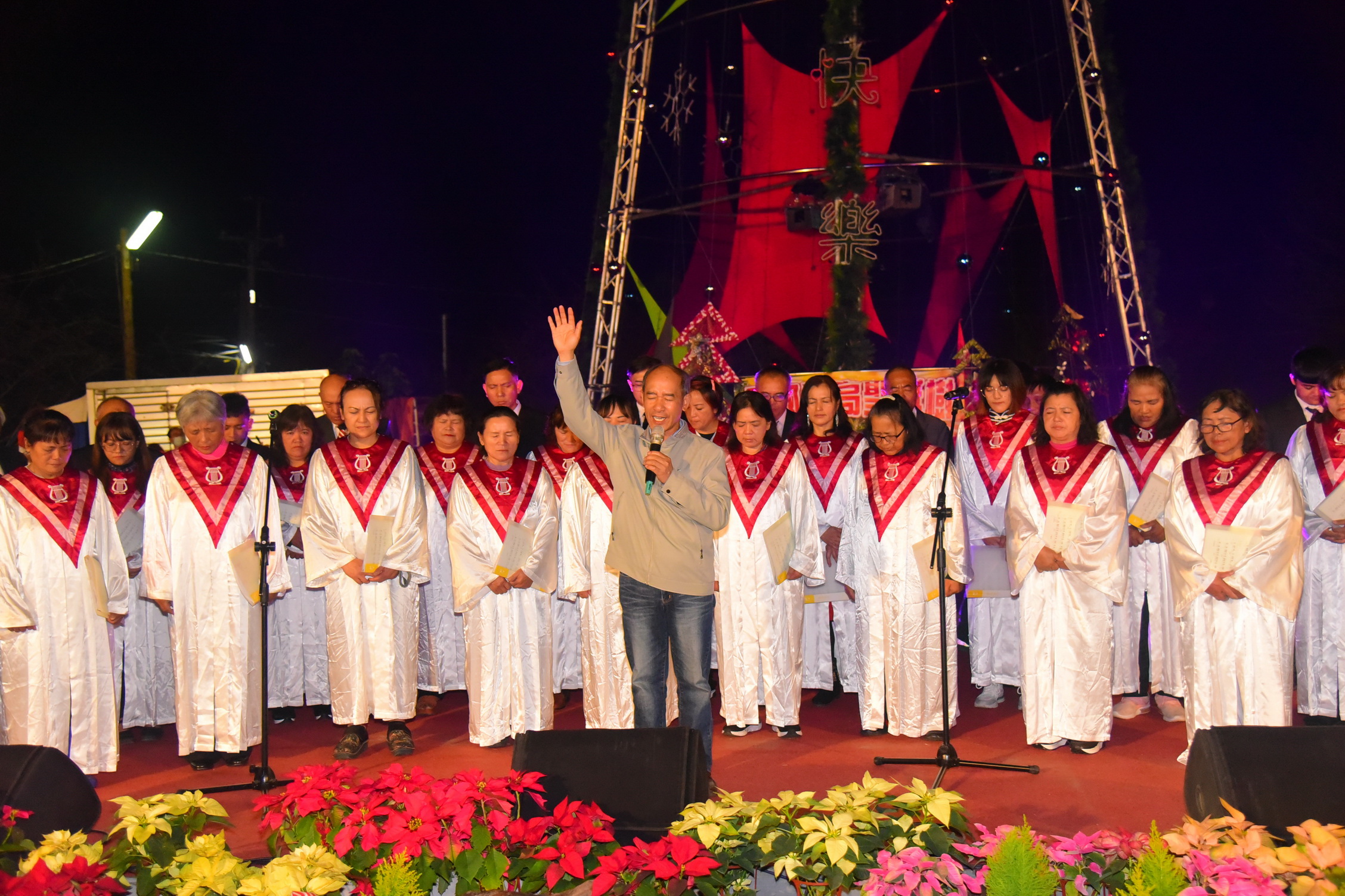 other image3-Thousands gather in the Luluna tribe to celebrate Christmas Eve and light up the tallest Christmas tree in Taiwan, December 24