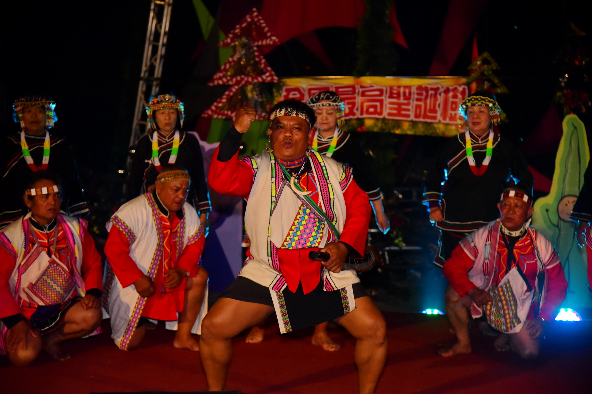 other image4-Thousands gather in the Luluna tribe to celebrate Christmas Eve and light up the tallest Christmas tree in Taiwan, December 24