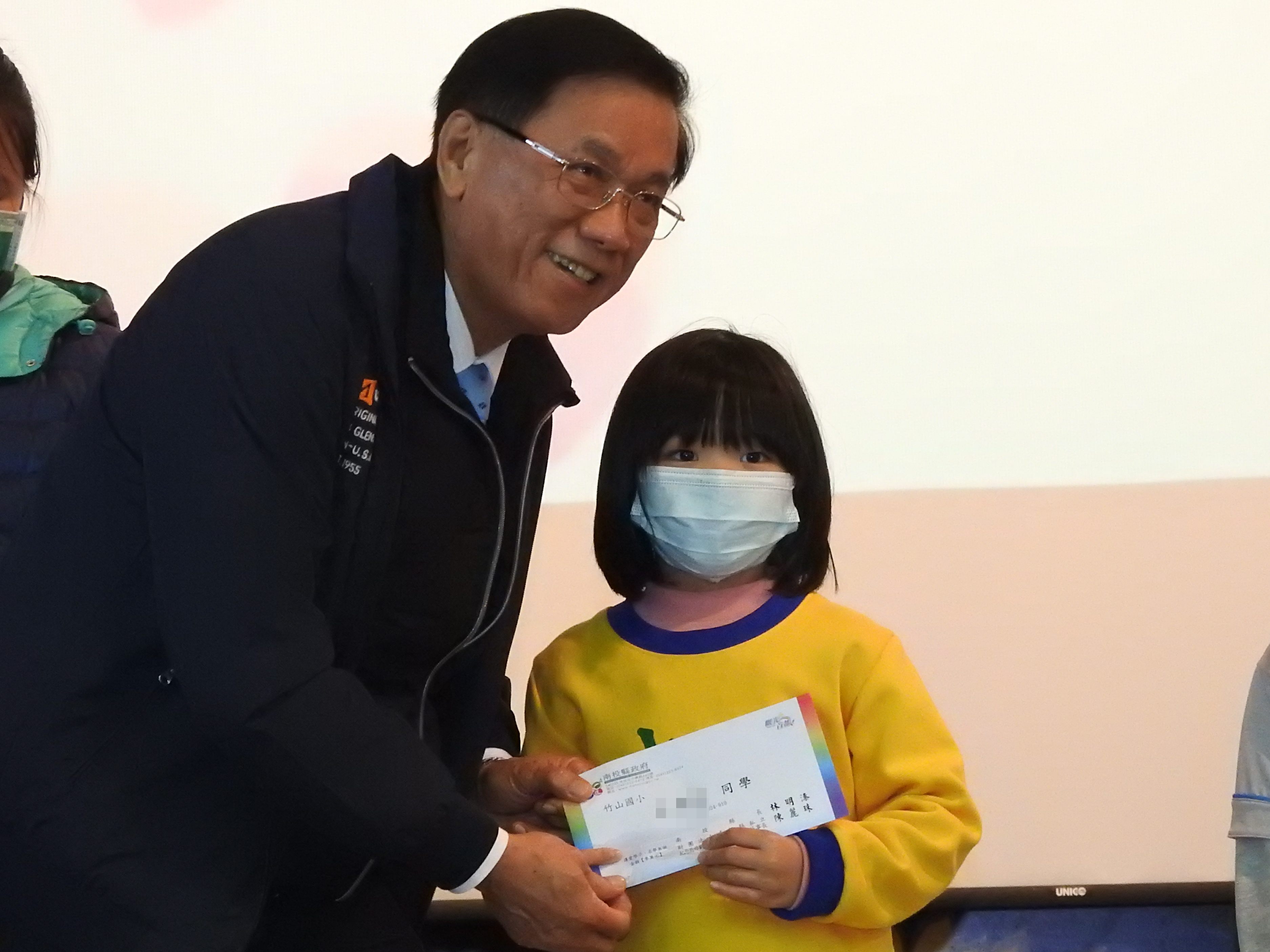 other image1-“Helping Students to Study” – Giving study grants to 202 students. County Magistrate Lin participates in all 6 sessions, December 27