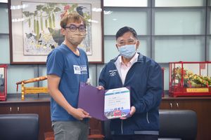 News images-Deputy County Magistrate Chen praises Lin Ming-Chang, Wu Chun-Hsien and Chen Yu-Lin for winning the silver medal at the iENA, January 10