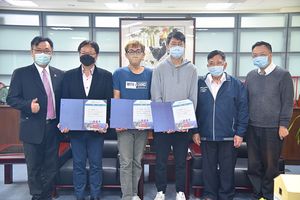 other image2-Deputy County Magistrate Chen praises Lin Ming-Chang, Wu Chun-Hsien and Chen Yu-Lin for winning the silver medal at the iENA, January 10