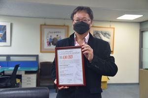 other image4-Deputy County Magistrate Chen praises Lin Ming-Chang, Wu Chun-Hsien and Chen Yu-Lin for winning the silver medal at the iENA, January 10