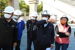 News images-Track rehabilitation of Nantou County Stadium will be completed in May. County Magistrate Lin inspects the status and quality on the site, January 13