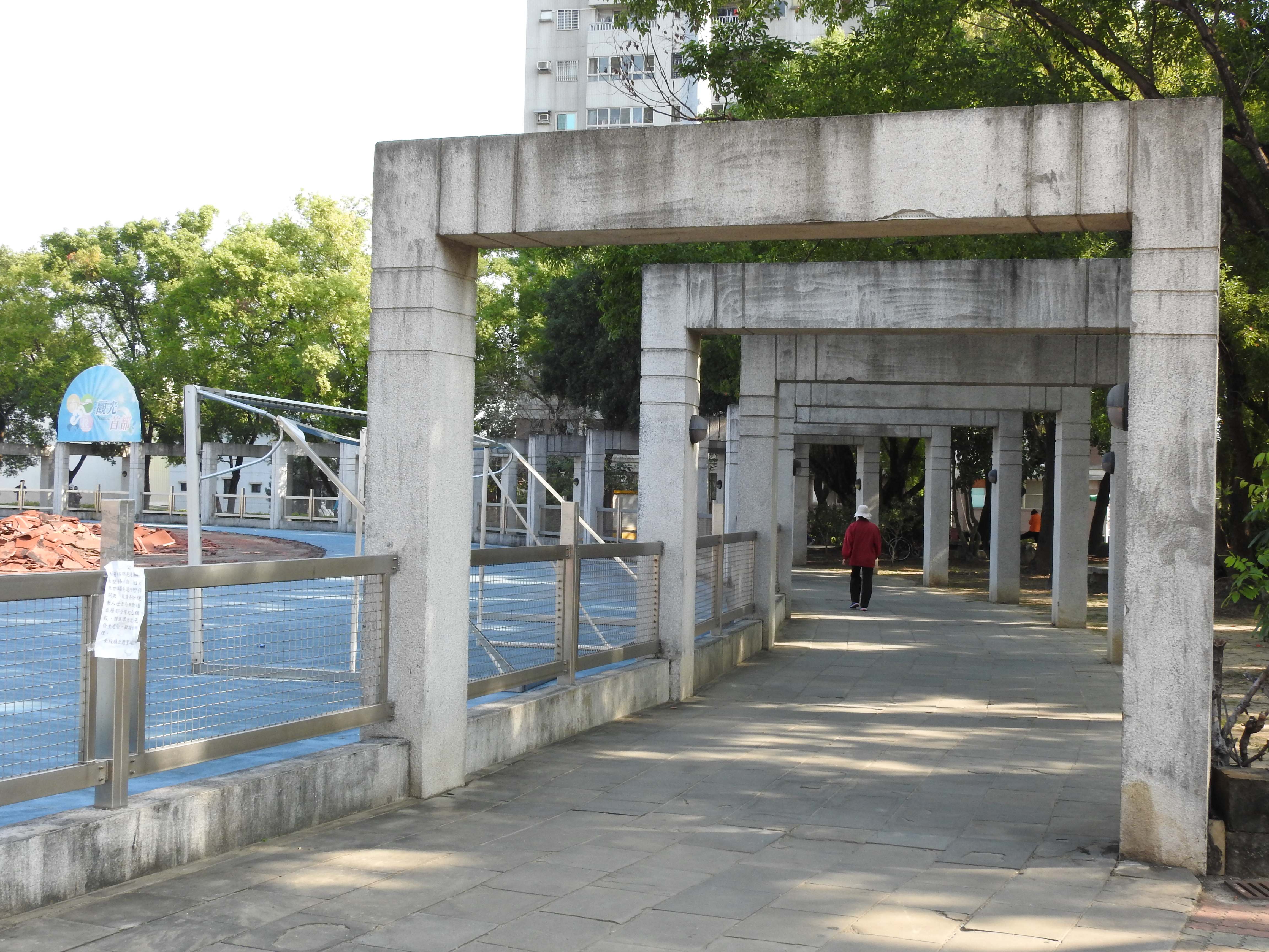 other image4-Track rehabilitation of Nantou County Stadium will be completed in May. County Magistrate Lin inspects the status and quality on the site, January 13