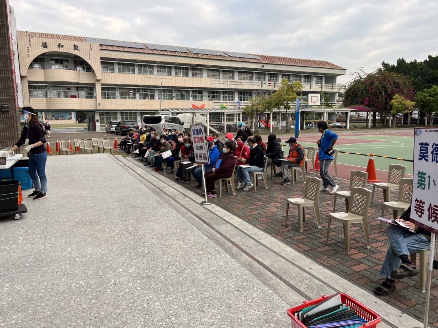 other image3-Nantou County Government sets up vaccination stations on the weekend, with the active participation of nearly 7000 people getting vaccinated in 2 days, January 17