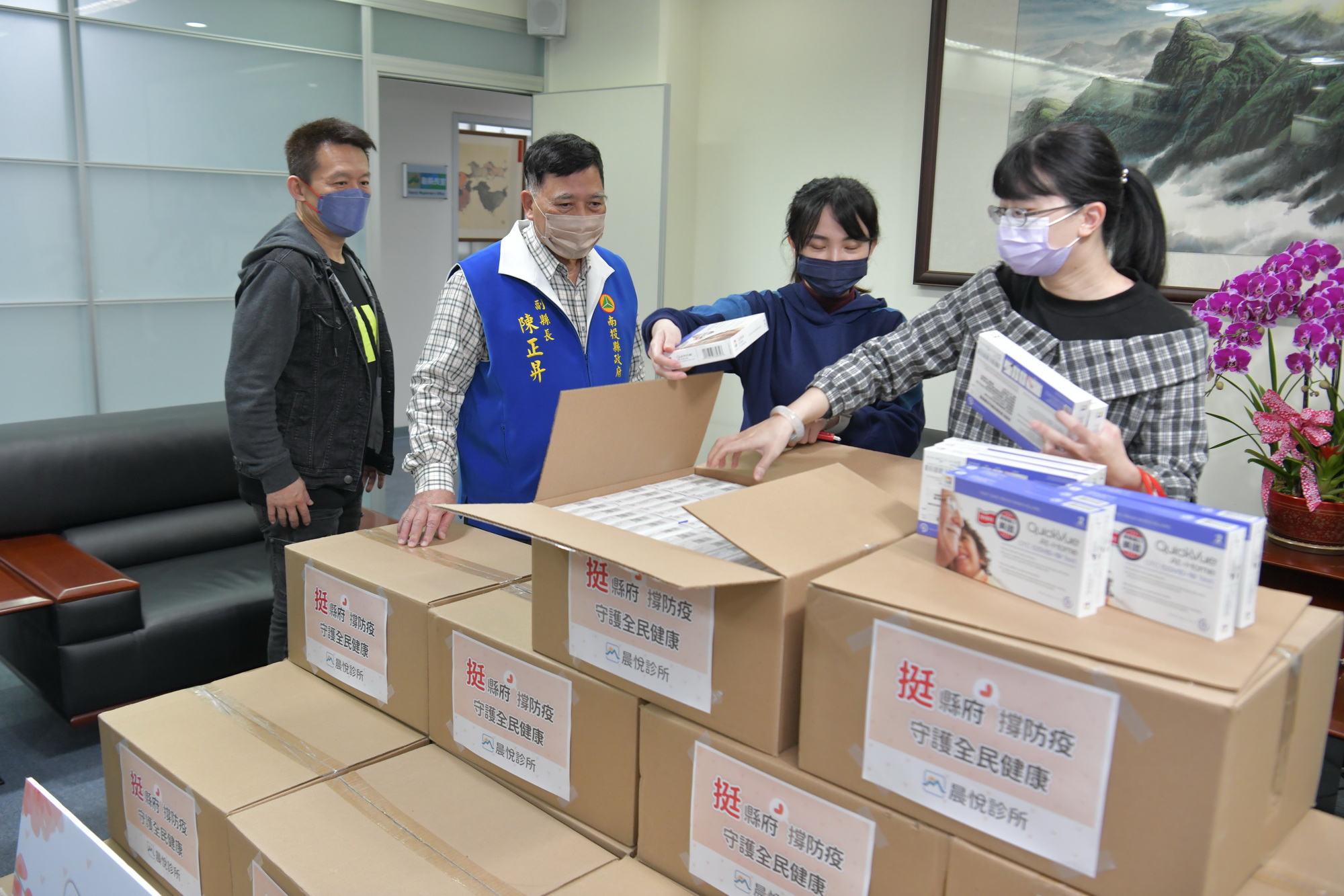 other image3-Performing artist Kuo Tzu-Chien calls on clinic to donate test kits, Deputy County Magistrate Chen expresses gratitude, February 11