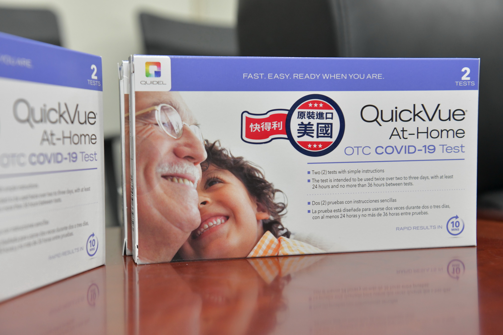 other image4-Performing artist Kuo Tzu-Chien calls on clinic to donate test kits, Deputy County Magistrate Chen expresses gratitude, February 11