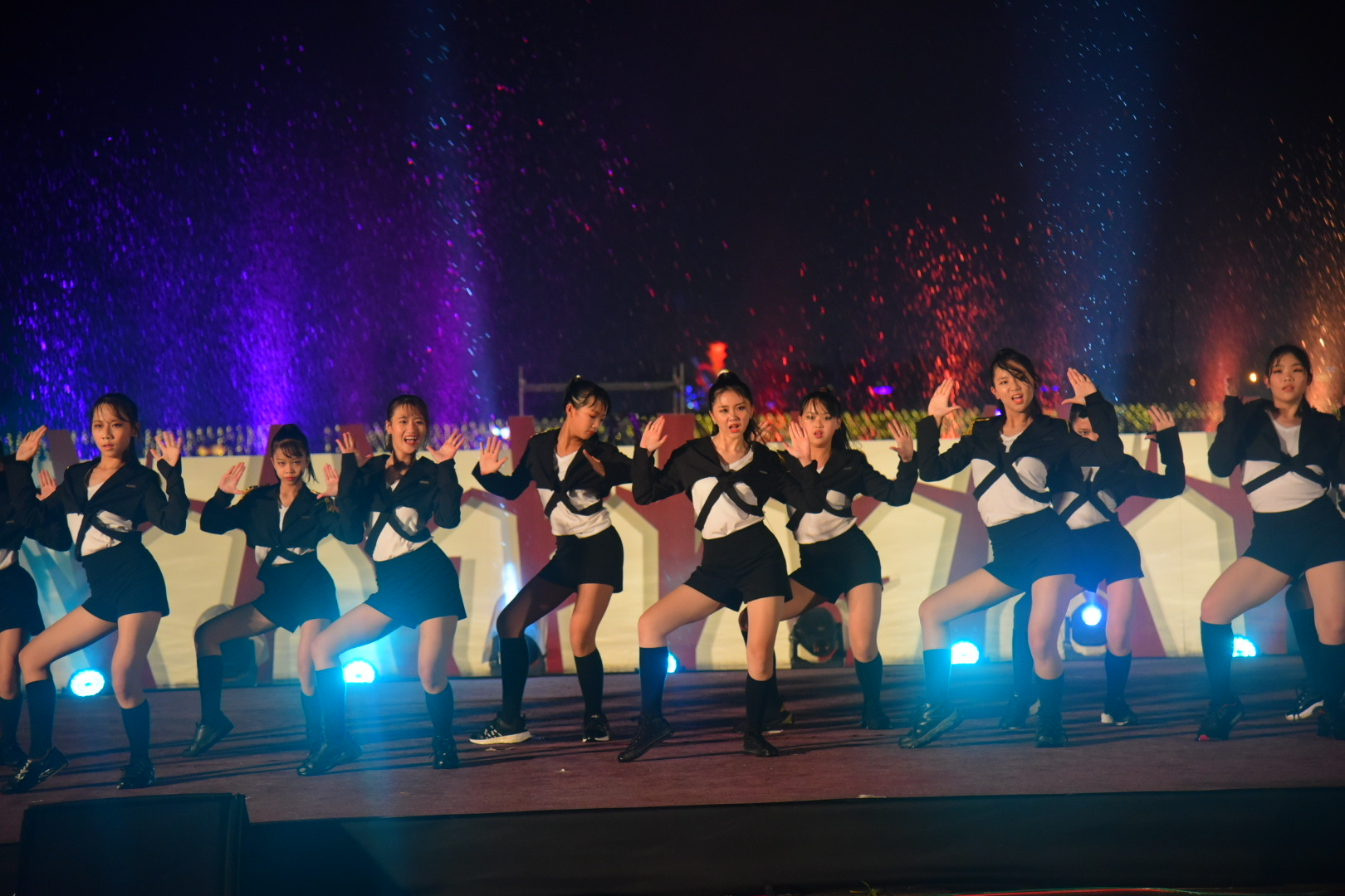 other image1-Nantou Lantern Festival features breathtaking performances, Chen Lei draws a capacity crowd, February 13