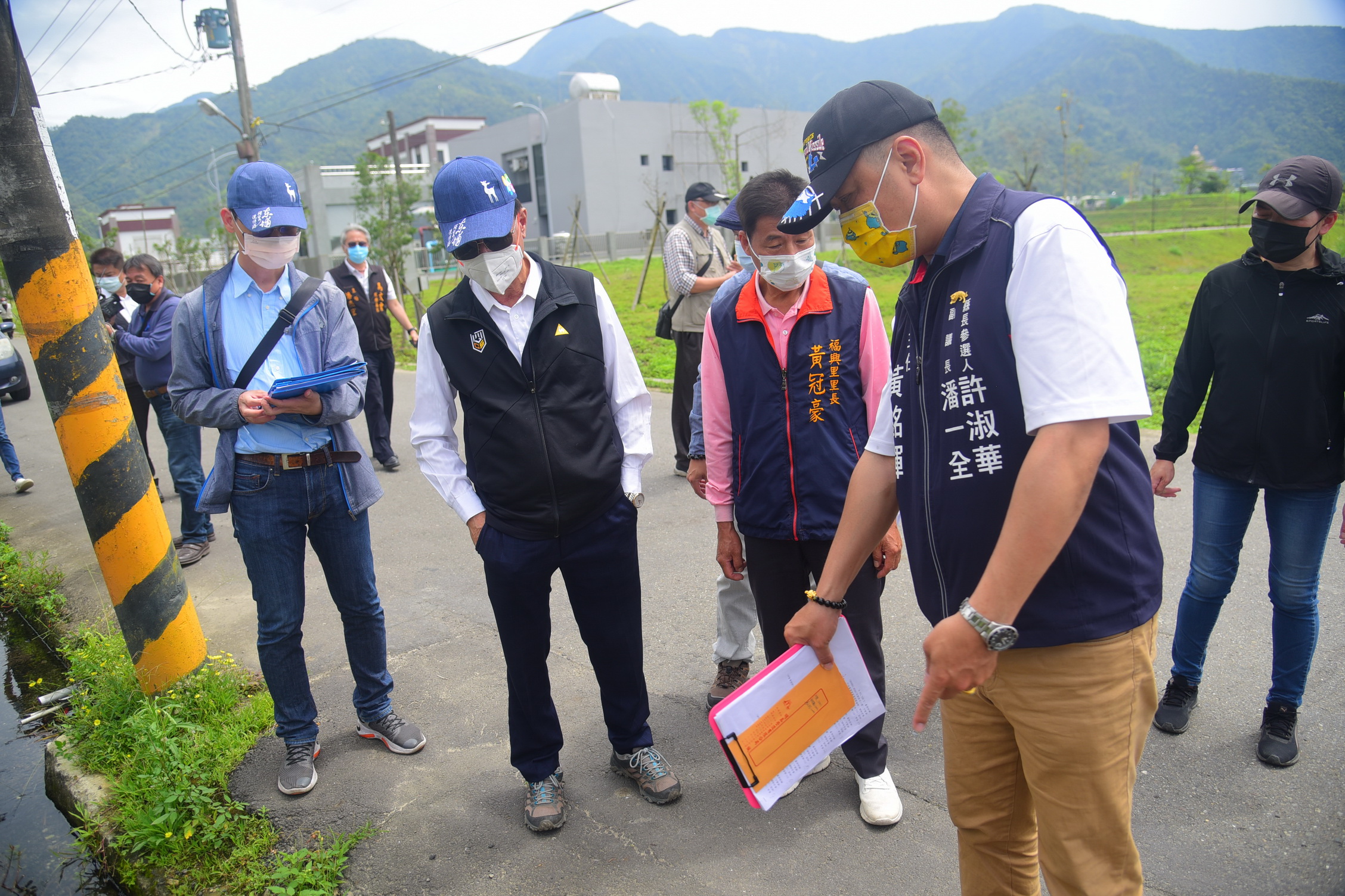 相關圖片4-埔里5里農水路老舊危險 林縣長會勘籌千萬改善