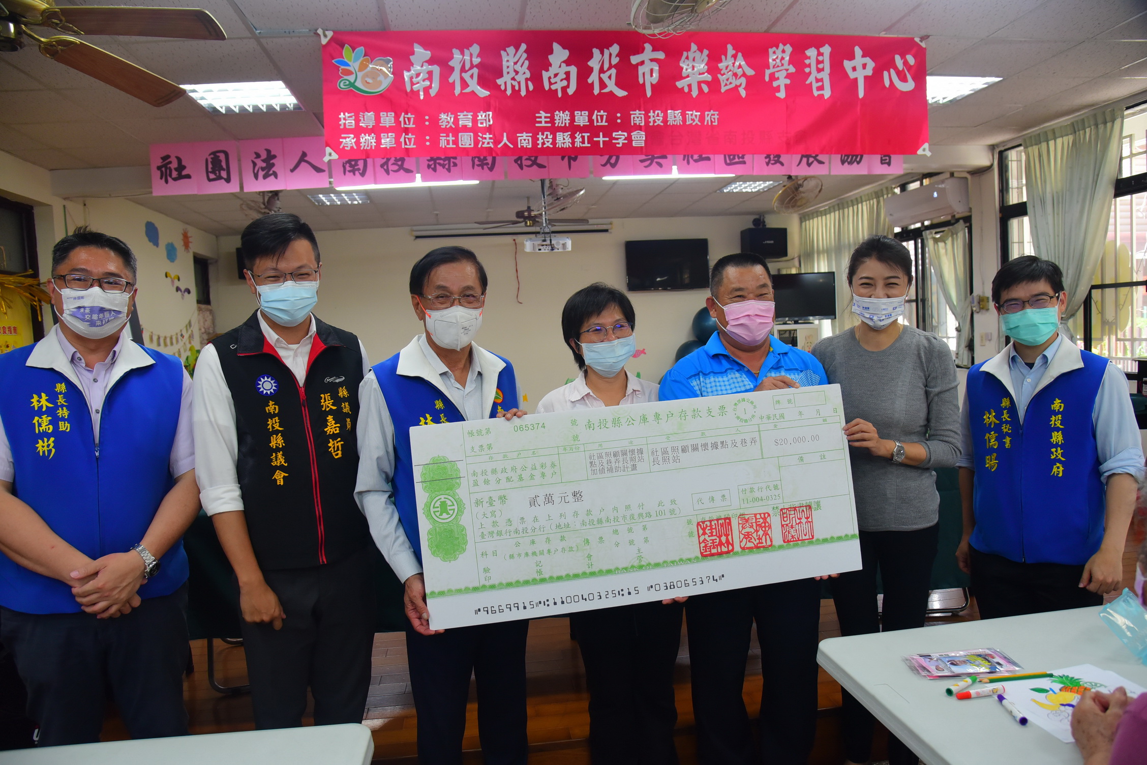 News images-County Magistrate Lin cares for the elderly at care facilities and community long-term care stations, April 6