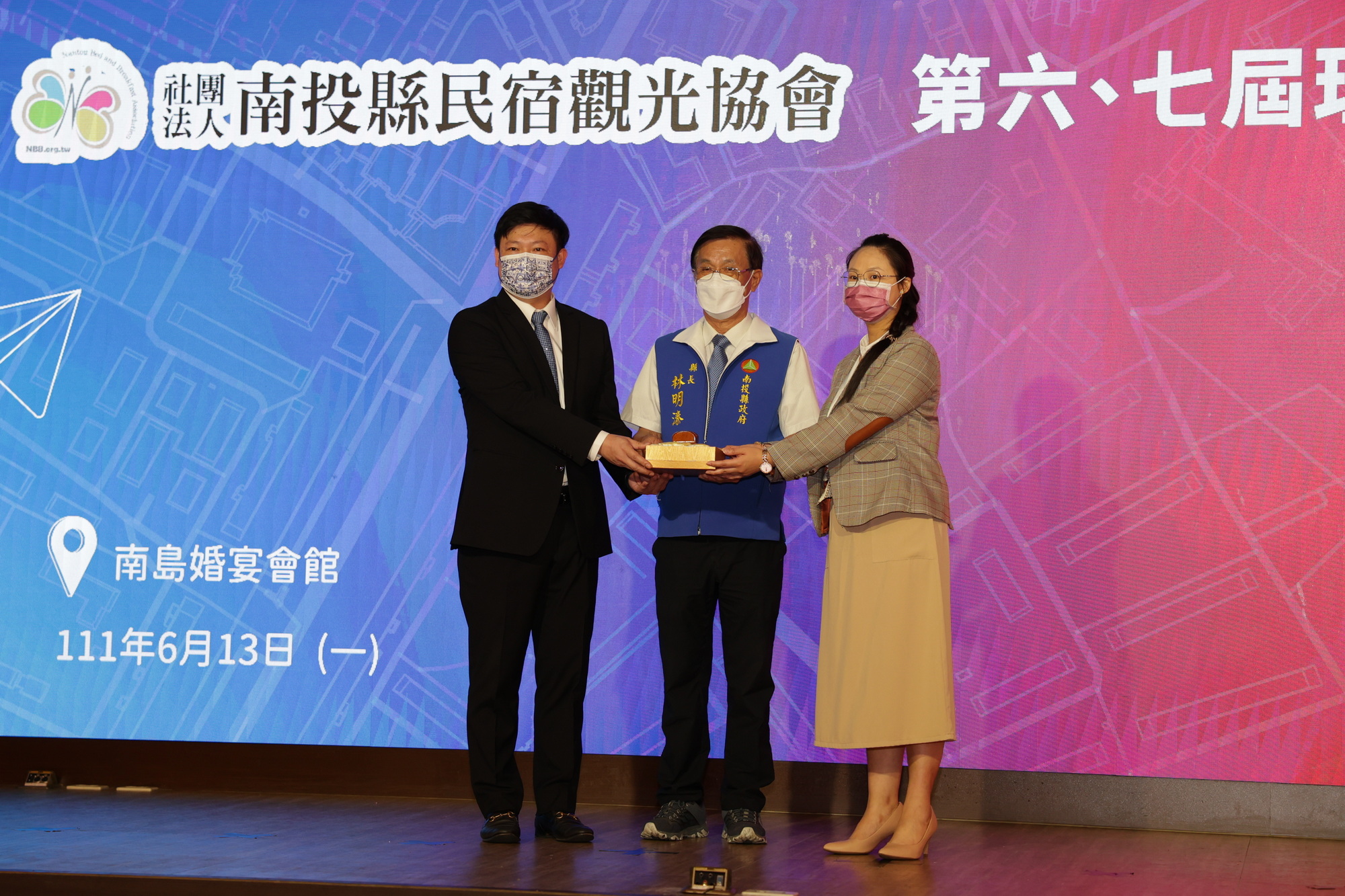 (開新視窗)連至 南投民宿協會理事長交接　林縣長親自授證 完整照片