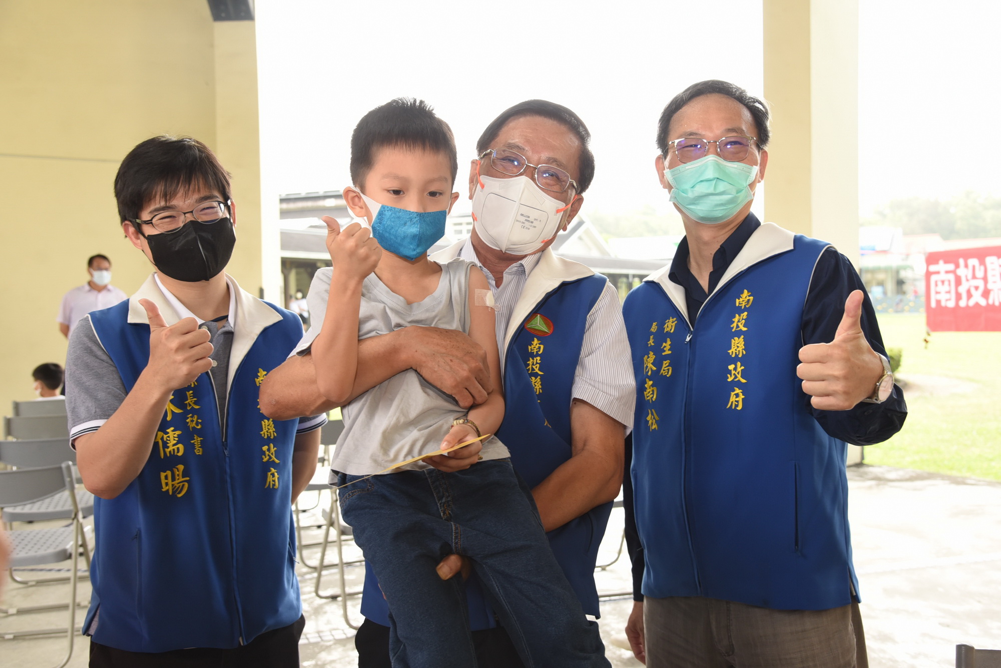 News images-County Magistrate Lin cares for students getting vaccinated in Guang Fu Elementary School, May 6