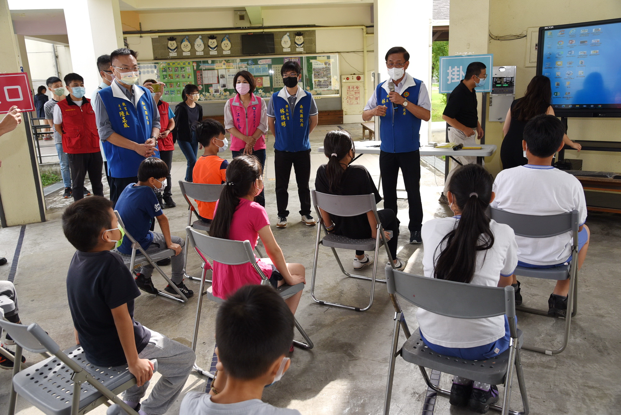 other image2-County Magistrate Lin cares for students getting vaccinated in Guang Fu Elementary School, May 6