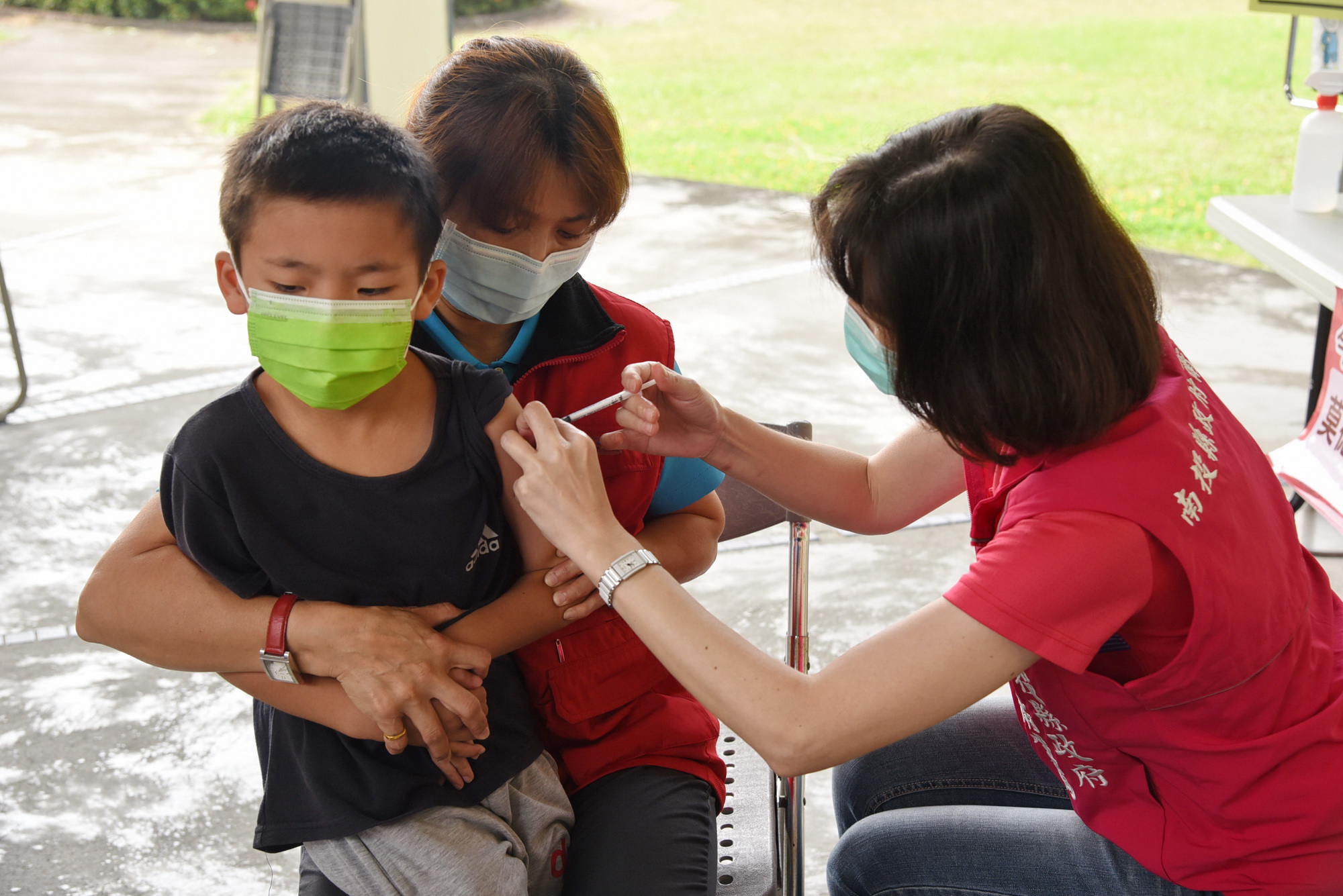 other image3-County Magistrate Lin cares for students getting vaccinated in Guang Fu Elementary School, May 6