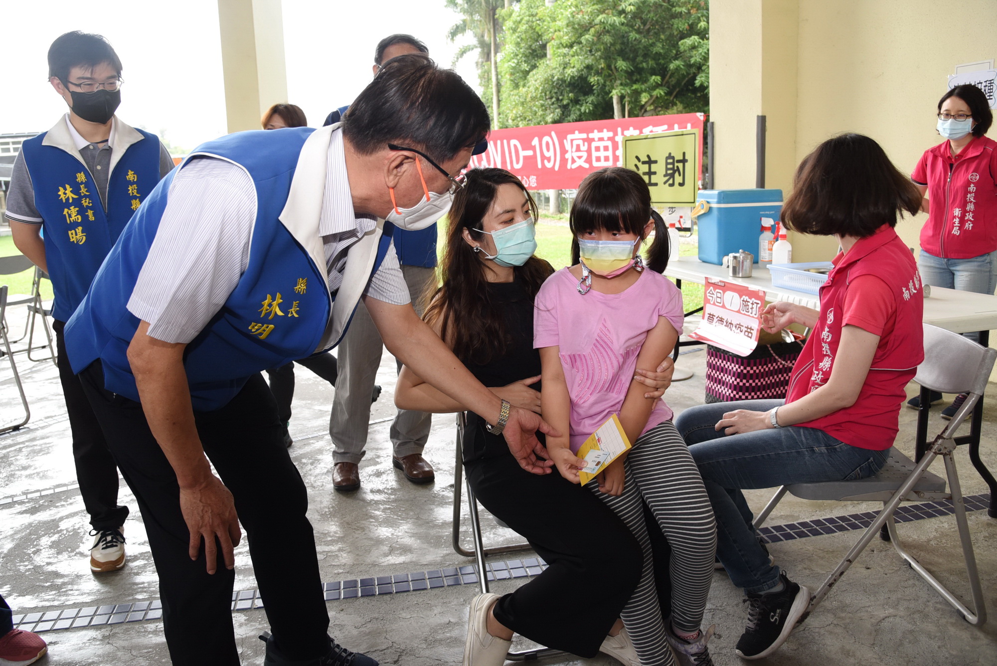 other image4-County Magistrate Lin cares for students getting vaccinated in Guang Fu Elementary School, May 6