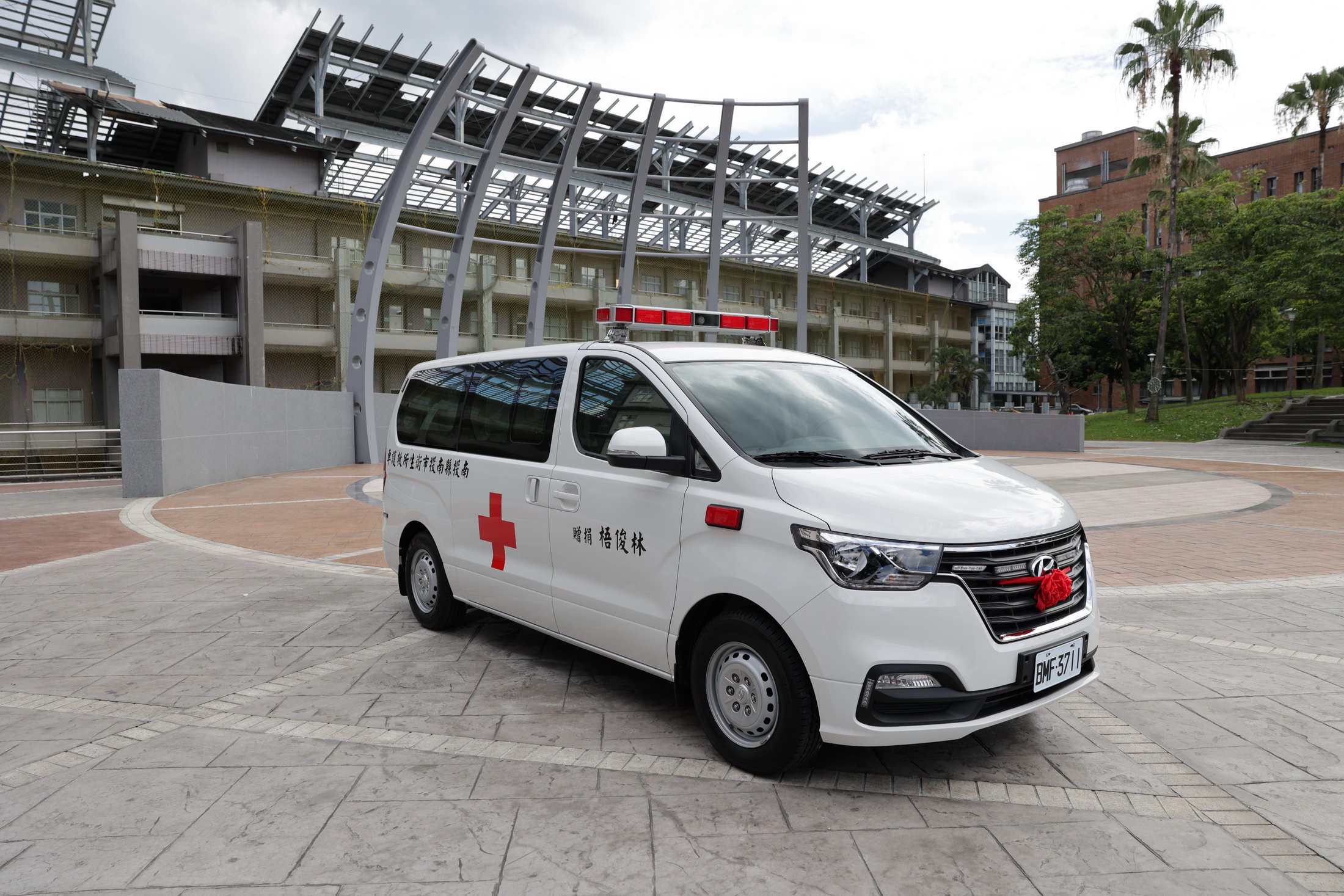other image2-An ambulance donated by offspring to continue the love of former director of the Social and Labor Affairs, May 11