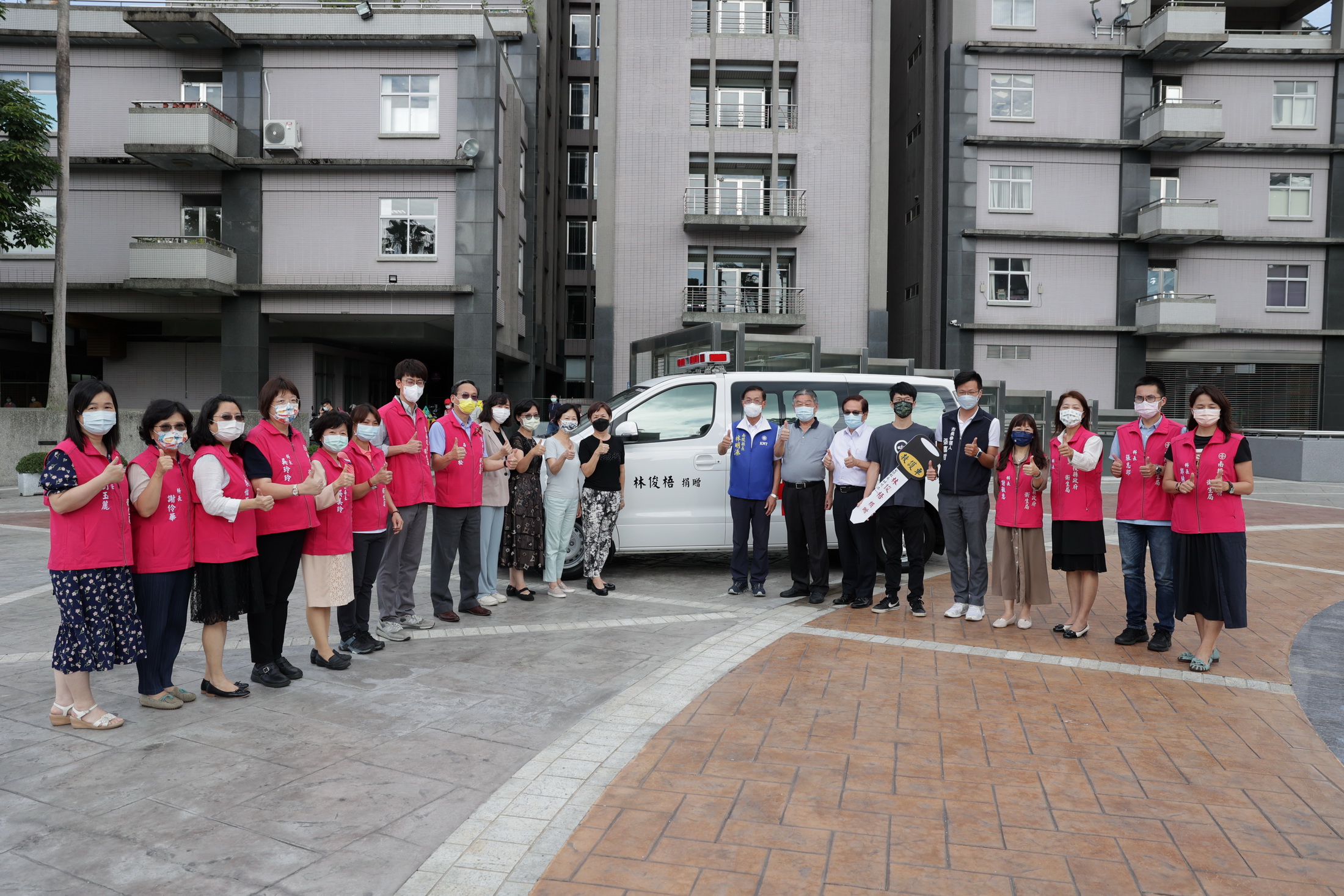 other image4-An ambulance donated by offspring to continue the love of former director of the Social and Labor Affairs, May 11