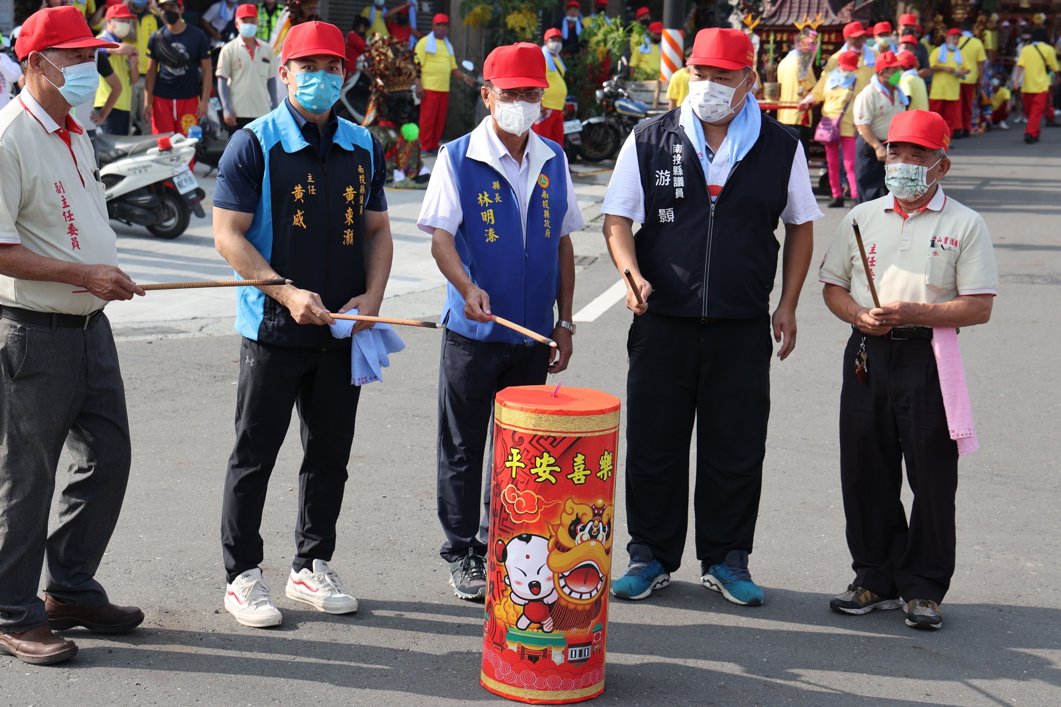 News images-Zhushan Lingde Temple celebrates the City God’s birthday, County Magistrate Lin prays for the end of the pandemic by setting off firecrackers, July 13