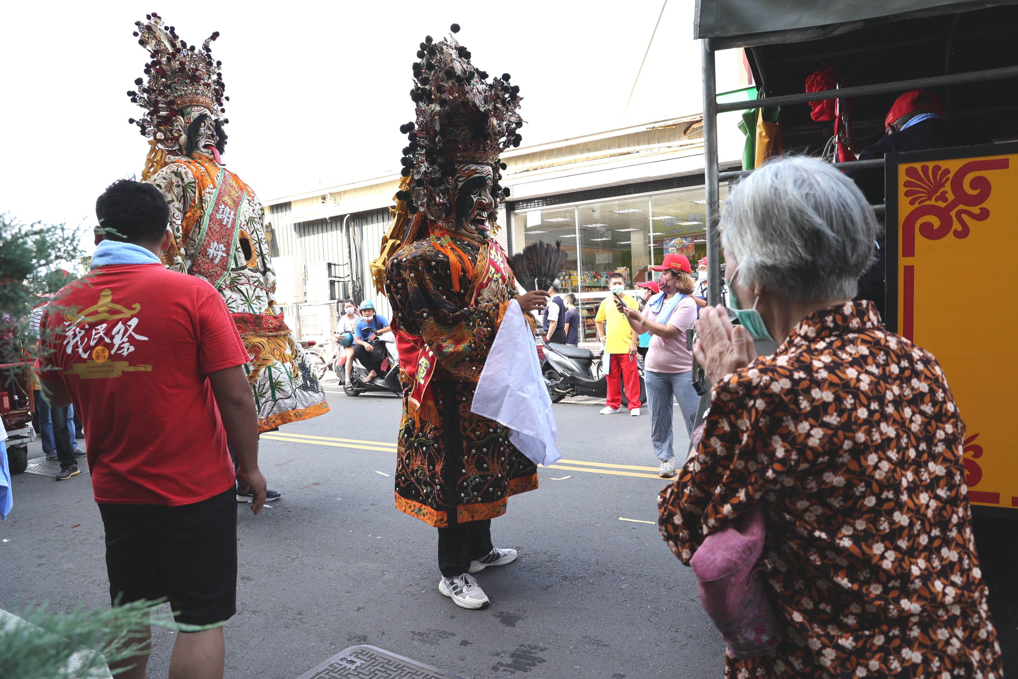 other image3-Zhushan Lingde Temple celebrates the City God’s birthday, County Magistrate Lin prays for the end of the pandemic by setting off firecrackers, July 13