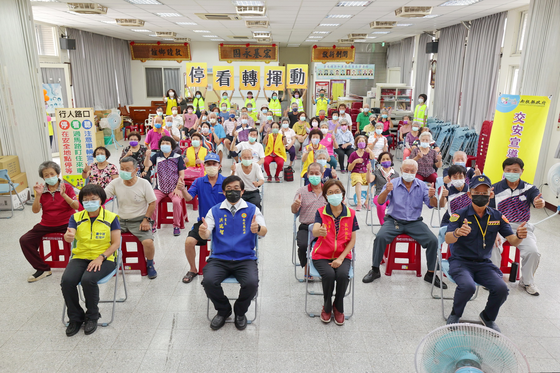 News images-Nantou County Government promotes road safety, Secretary-general Hung leads older adults to learn blind spots, July 15