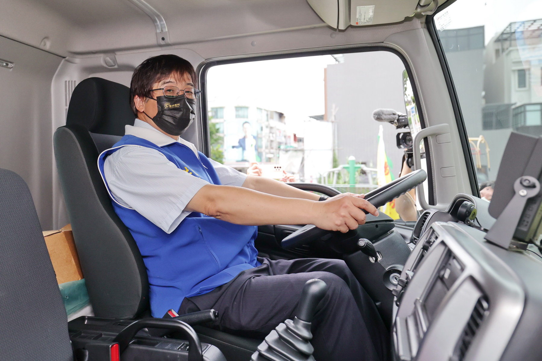 other image1-Nantou County Government promotes road safety, Secretary-general Hung leads older adults to learn blind spots, July 15