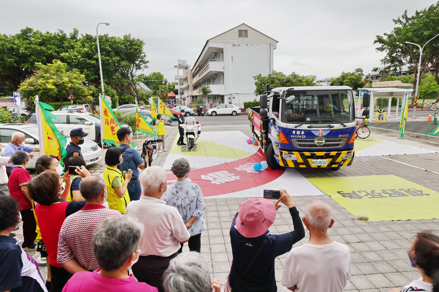 other image3-Nantou County Government promotes road safety, Secretary-general Hung leads older adults to learn blind spots, July 15