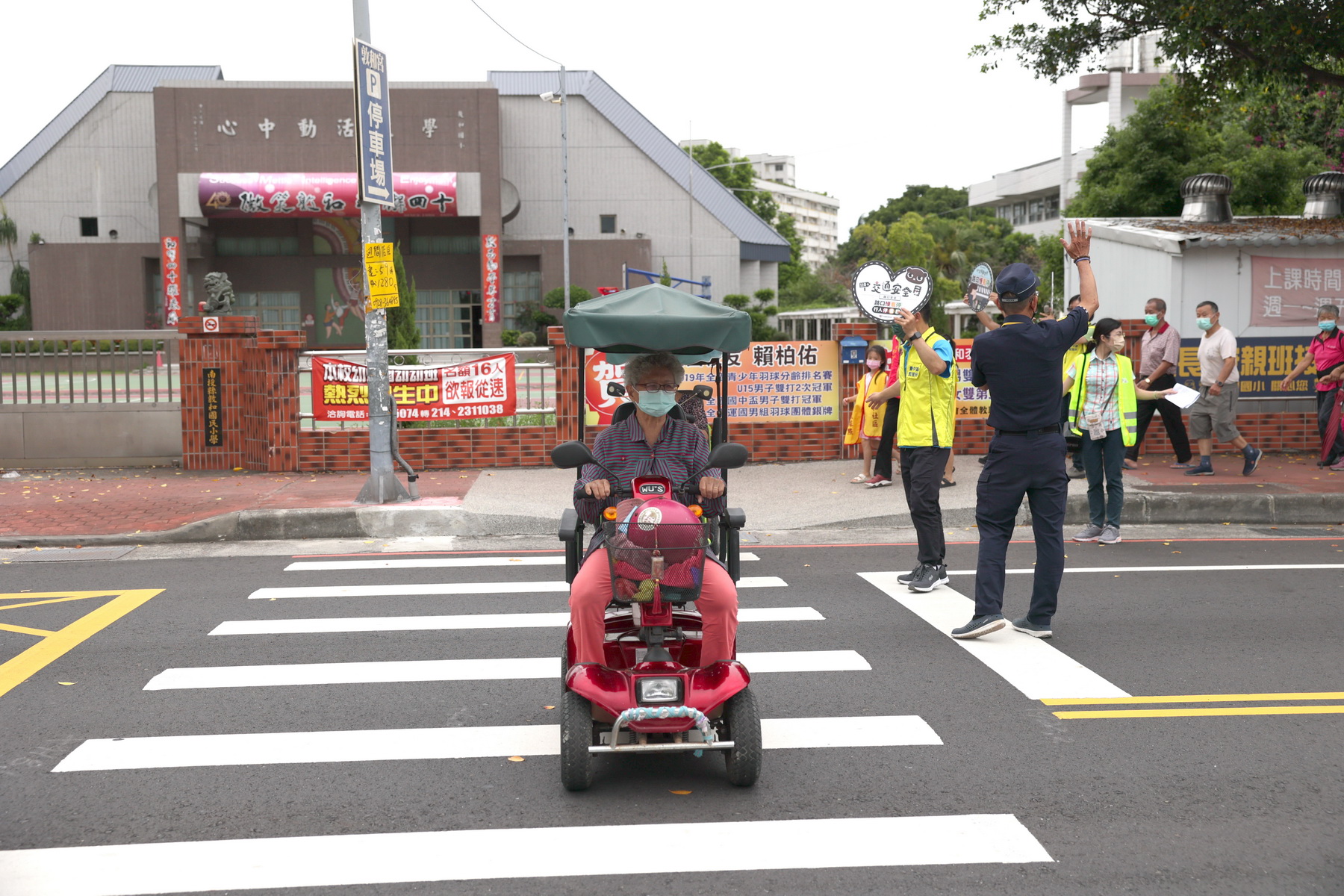 other image4-Nantou County Government promotes road safety, Secretary-general Hung leads older adults to learn blind spots, July 15
