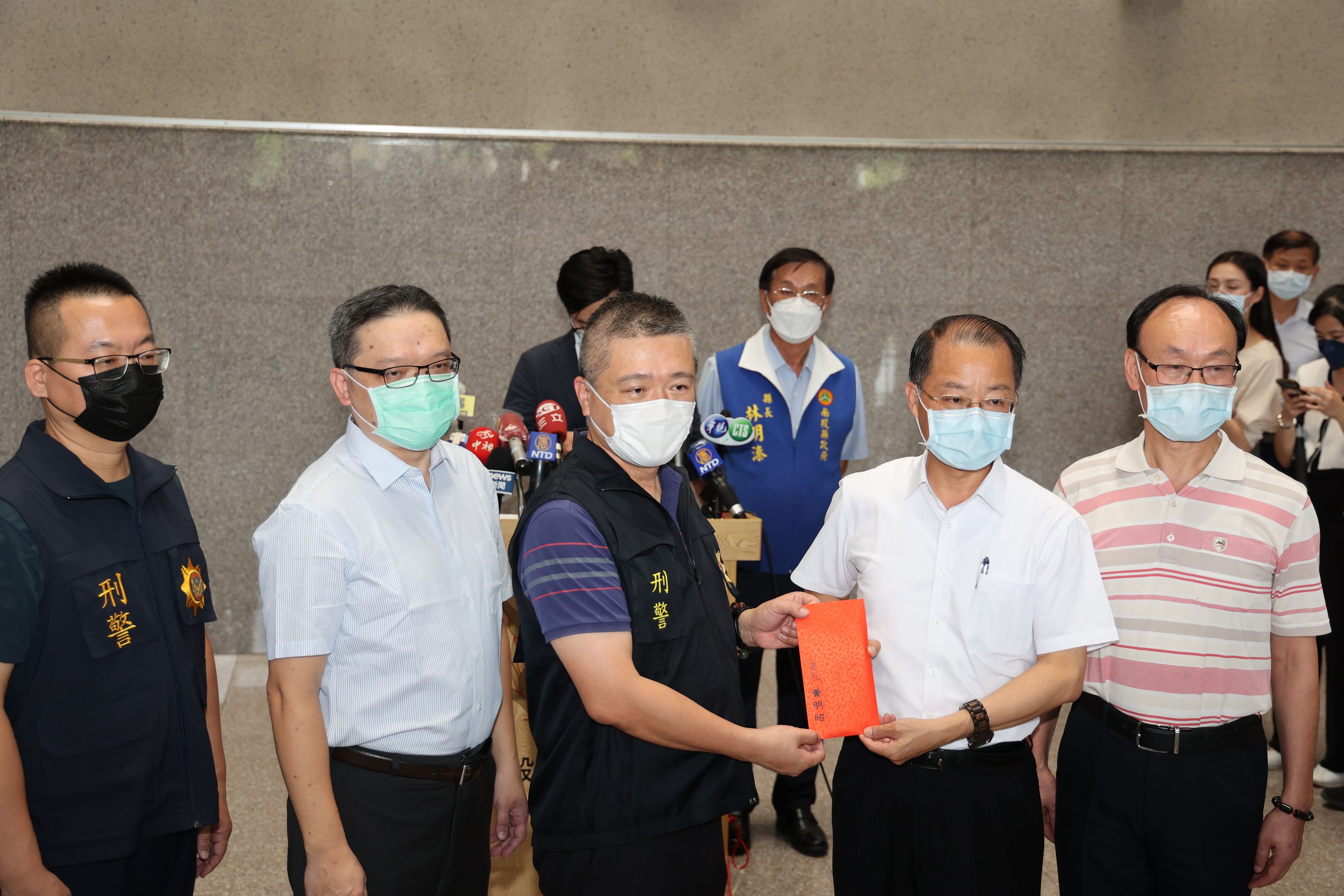 other image3-Caotun shooting solved in 21 hours, County Magistrate Lin awards NT$ 100,000 to the police for their painstaking efforts and urges crackdown on illegal firearms, July 15