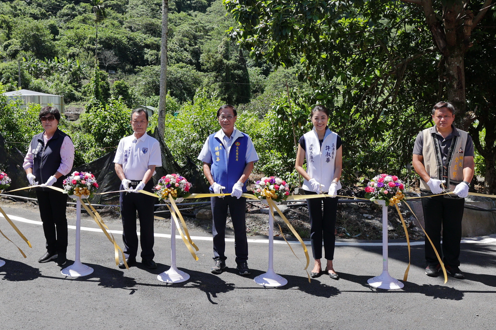 News images-Residents celebrate the improvement and opening to traffic of roads around Taiping Lane, Tongfu Village, Xinyi Township, August 9