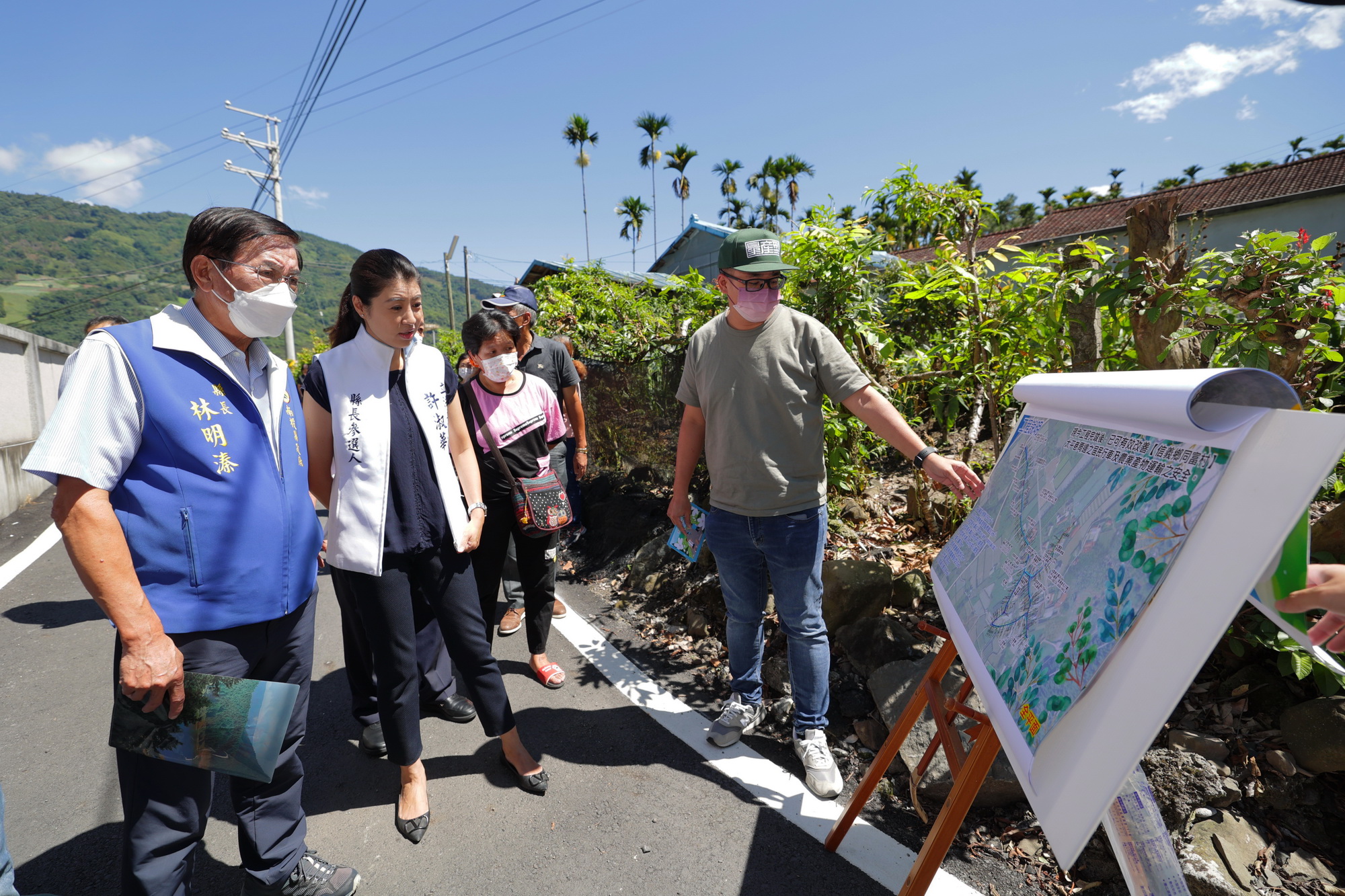 other image2-Residents celebrate the improvement and opening to traffic of roads around Taiping Lane, Tongfu Village, Xinyi Township, August 9