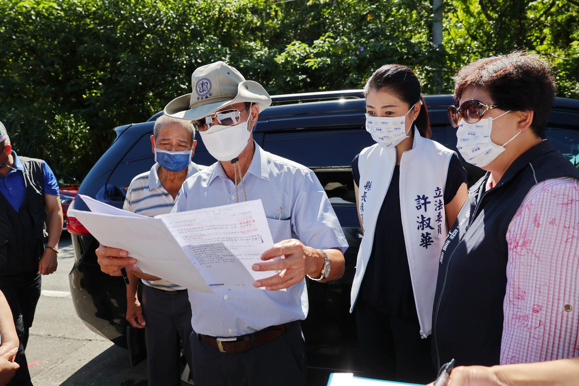 other image4-Residents celebrate the improvement and opening to traffic of roads around Taiping Lane, Tongfu Village, Xinyi Township, August 9