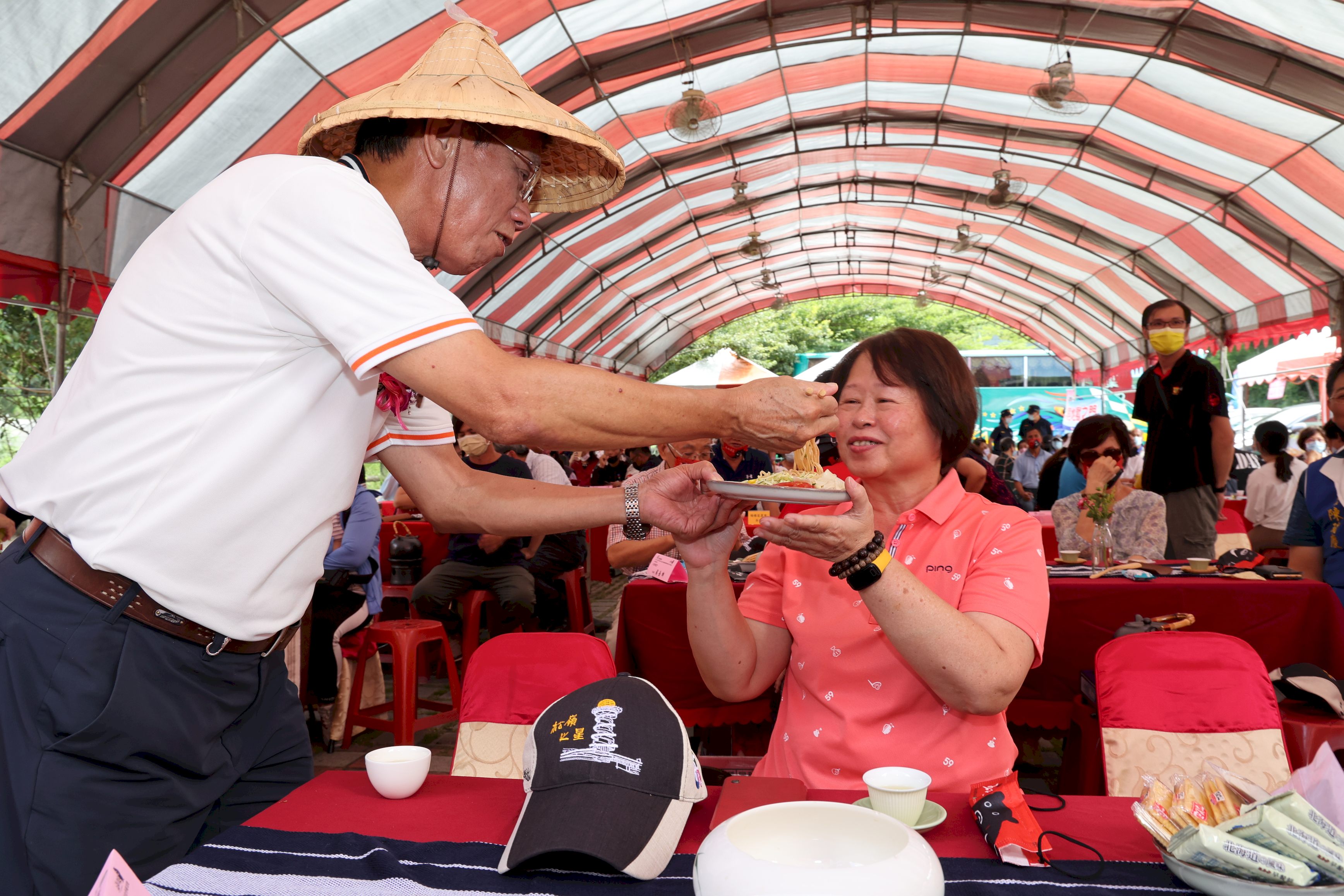 News images-County Magistrate Lin presents award to the winner of the 2022 Taiwan High Mountain Tea Competition by the Renai Township Farmers’ Association, along with the launch of zucchini noodles and other new products, August 13