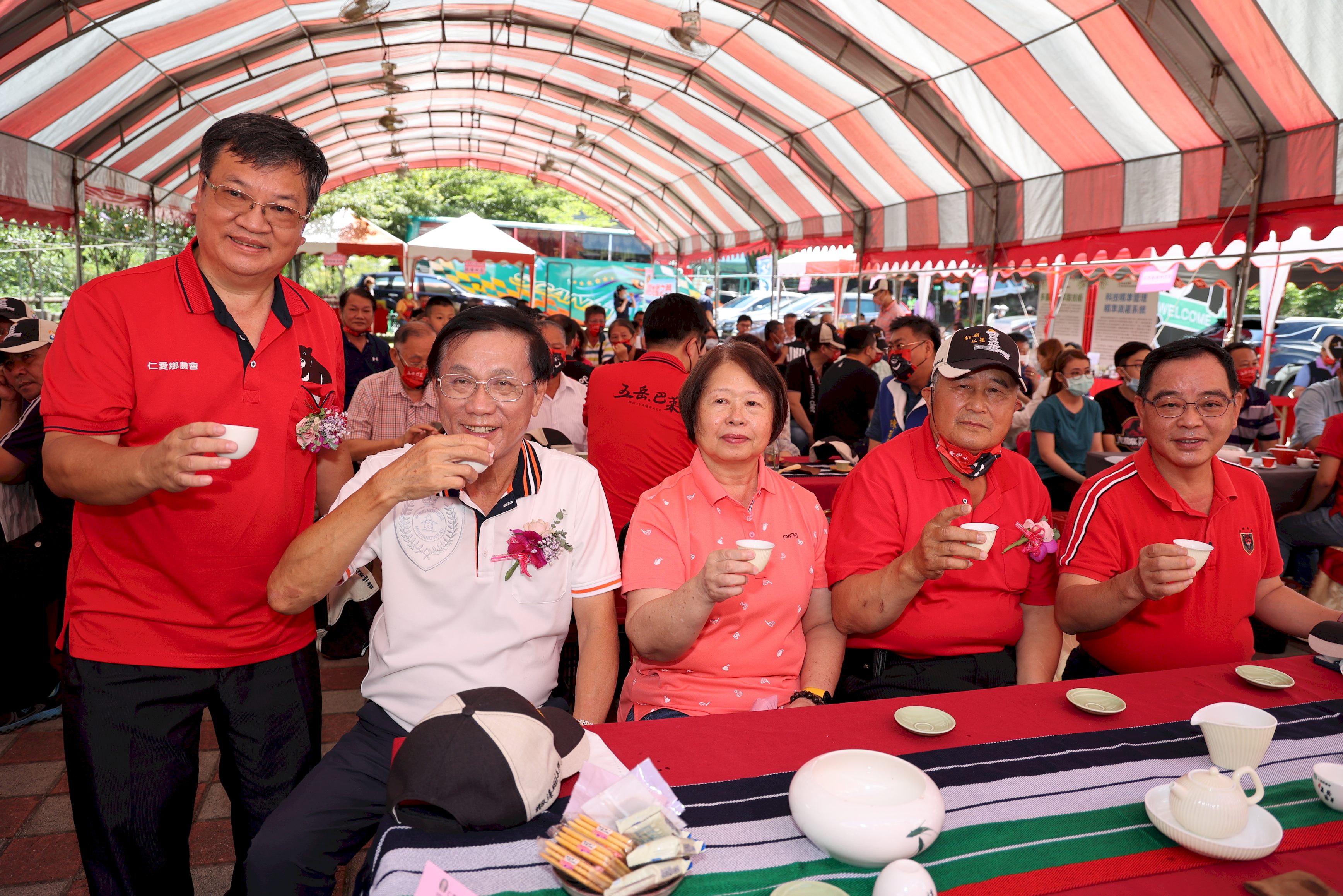 other image4-County Magistrate Lin presents award to the winner of the 2022 Taiwan High Mountain Tea Competition by the Renai Township Farmers’ Association, along with the launch of zucchini noodles and other new products, August 13