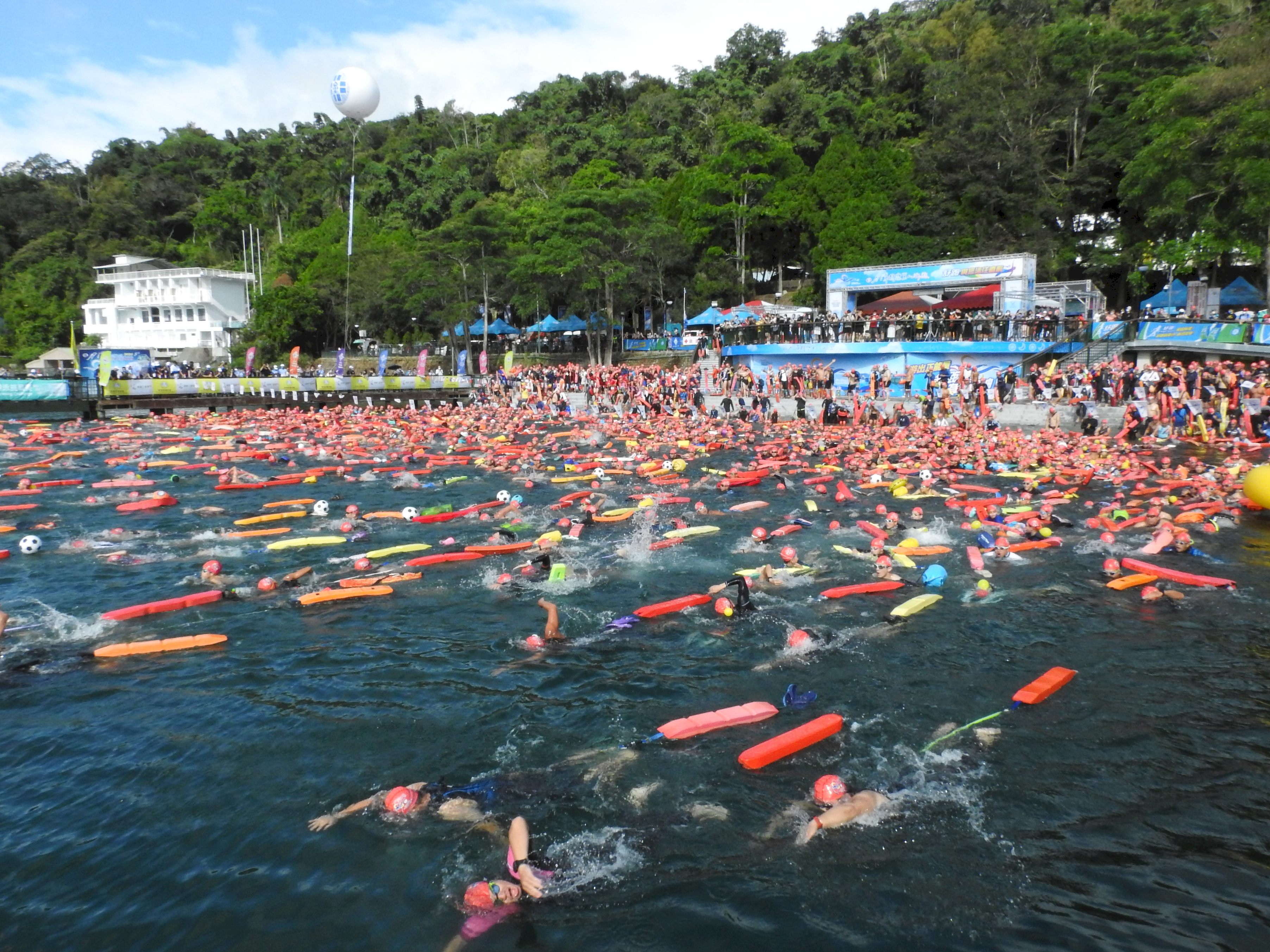 News images-The 2022 Sun Moon Lake Open Water Swimming Championship and the SUP Competition were held under perfect weather , September 3