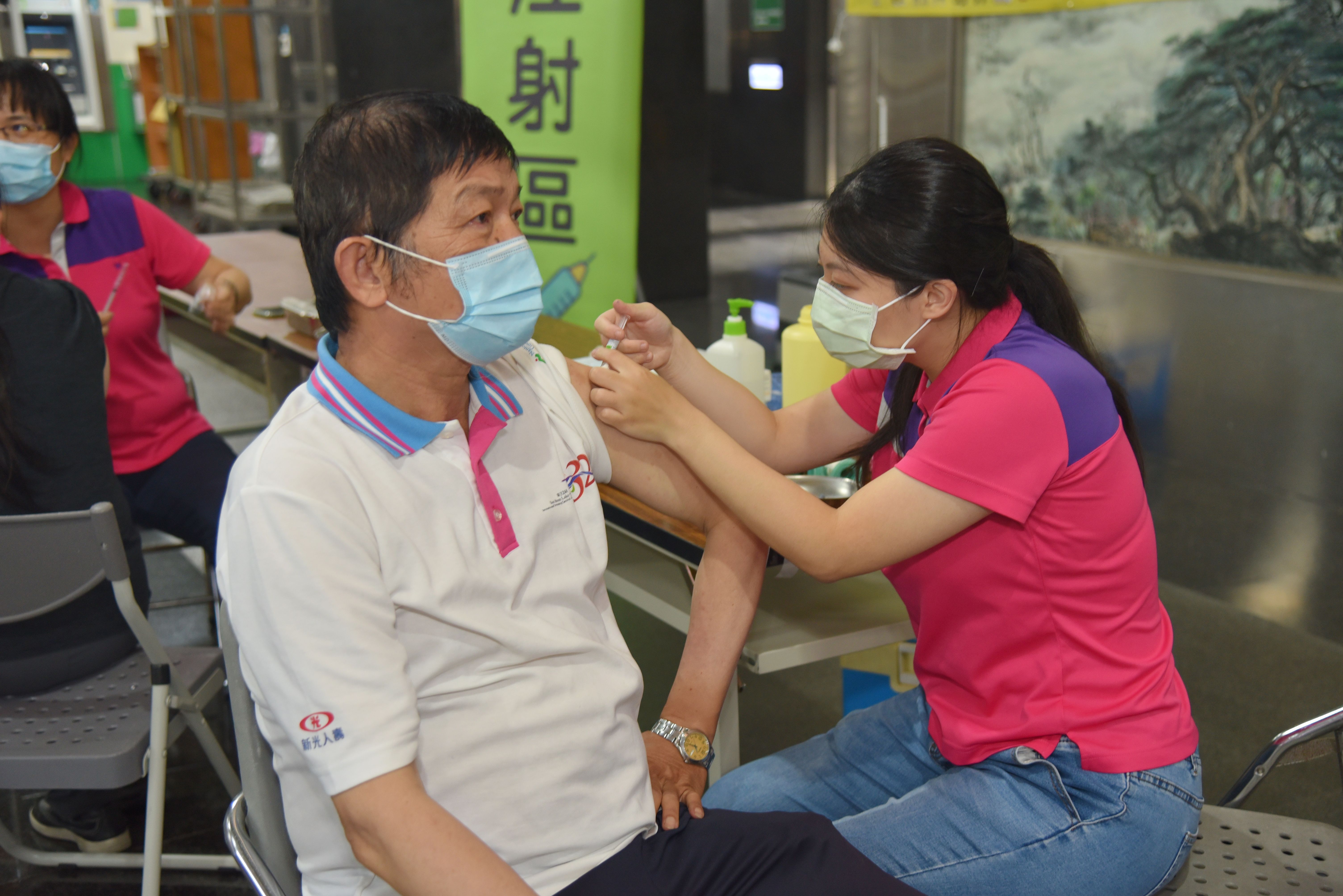 News images-Phase 2 injection of influenza vaccine began. Nantou County Government advocated people to take the shot for the benefit of their health, November 4