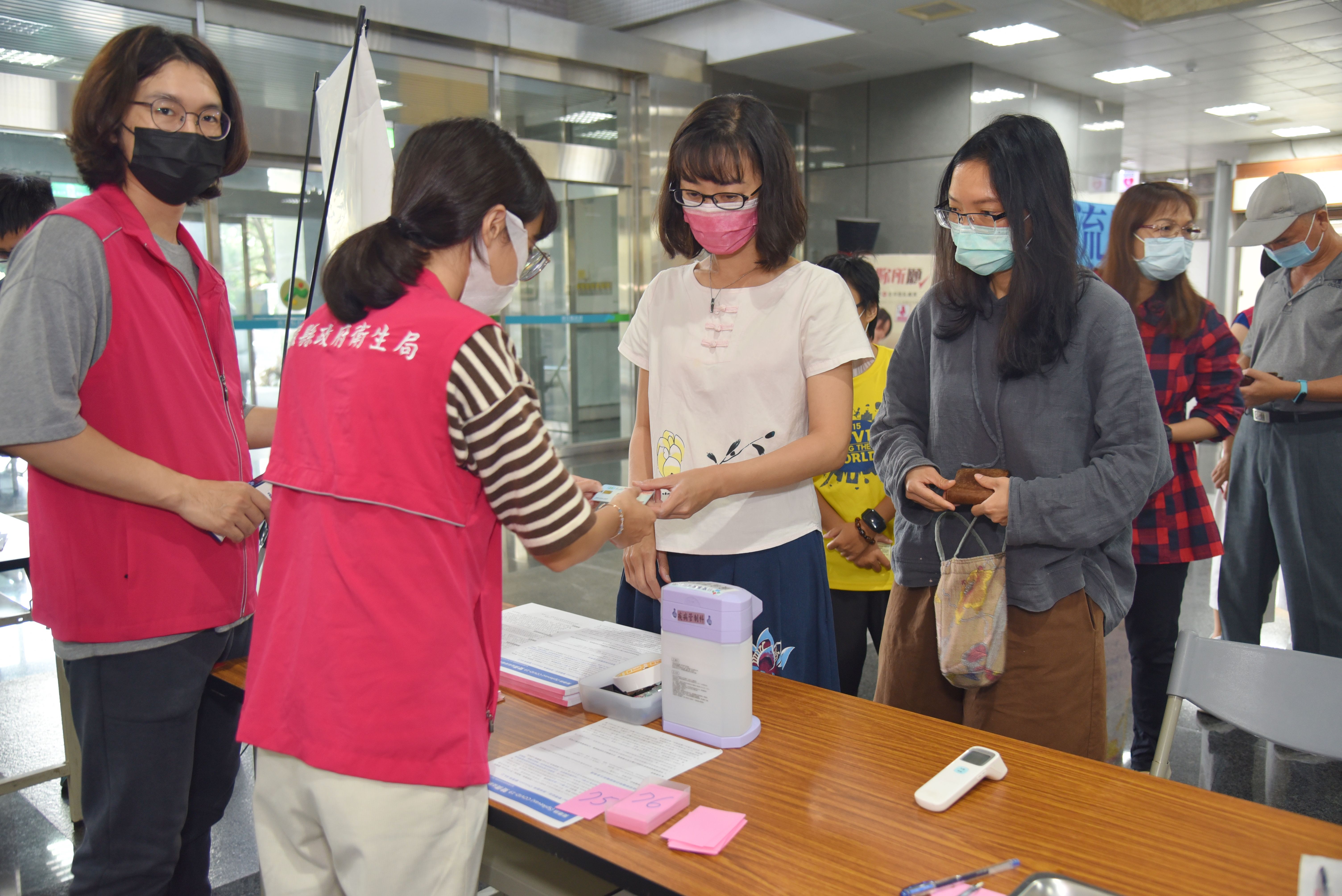 other image2-Phase 2 injection of influenza vaccine began. Nantou County Government advocated people to take the shot for the benefit of their health, November 4