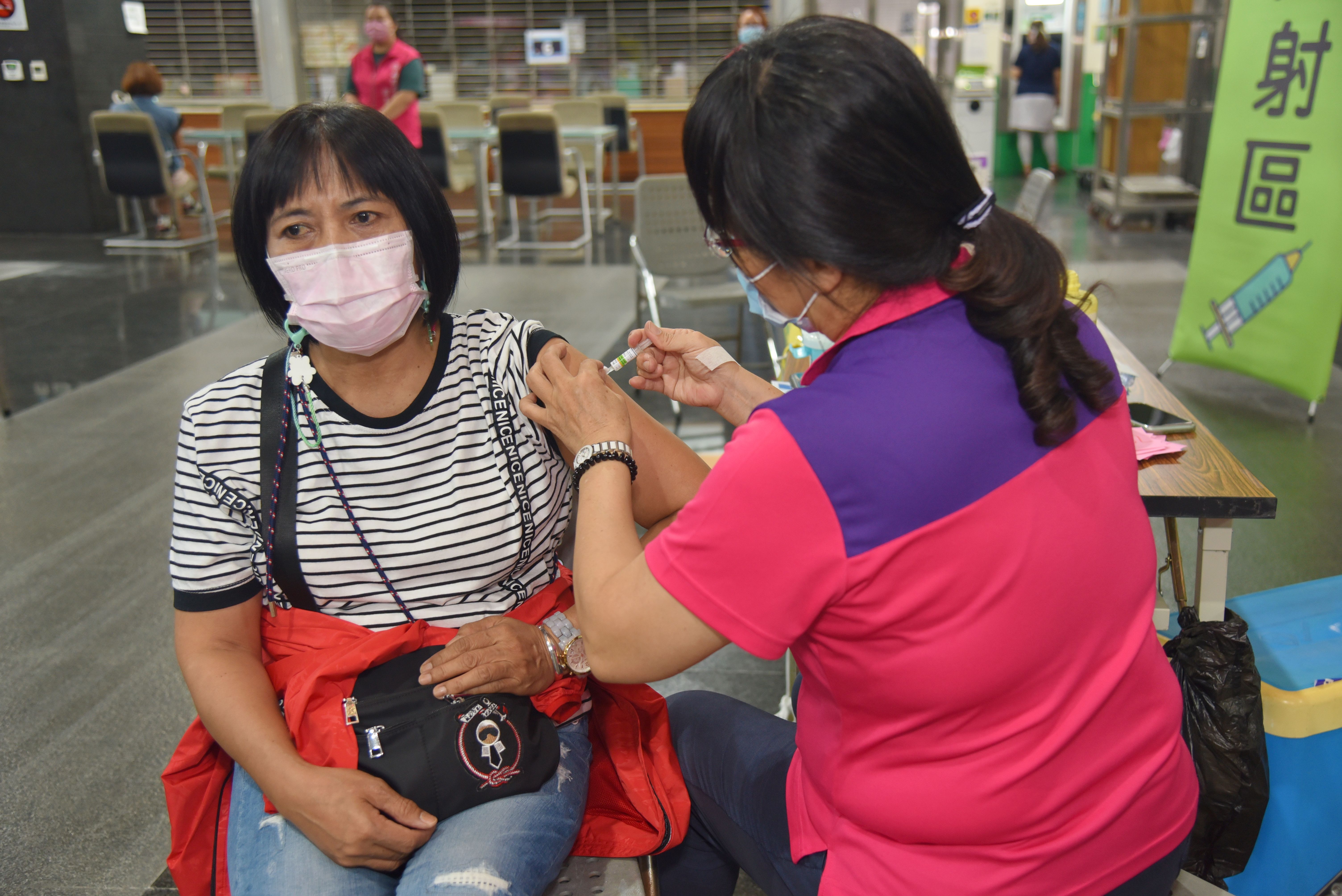 other image3-Phase 2 injection of influenza vaccine began. Nantou County Government advocated people to take the shot for the benefit of their health, November 4