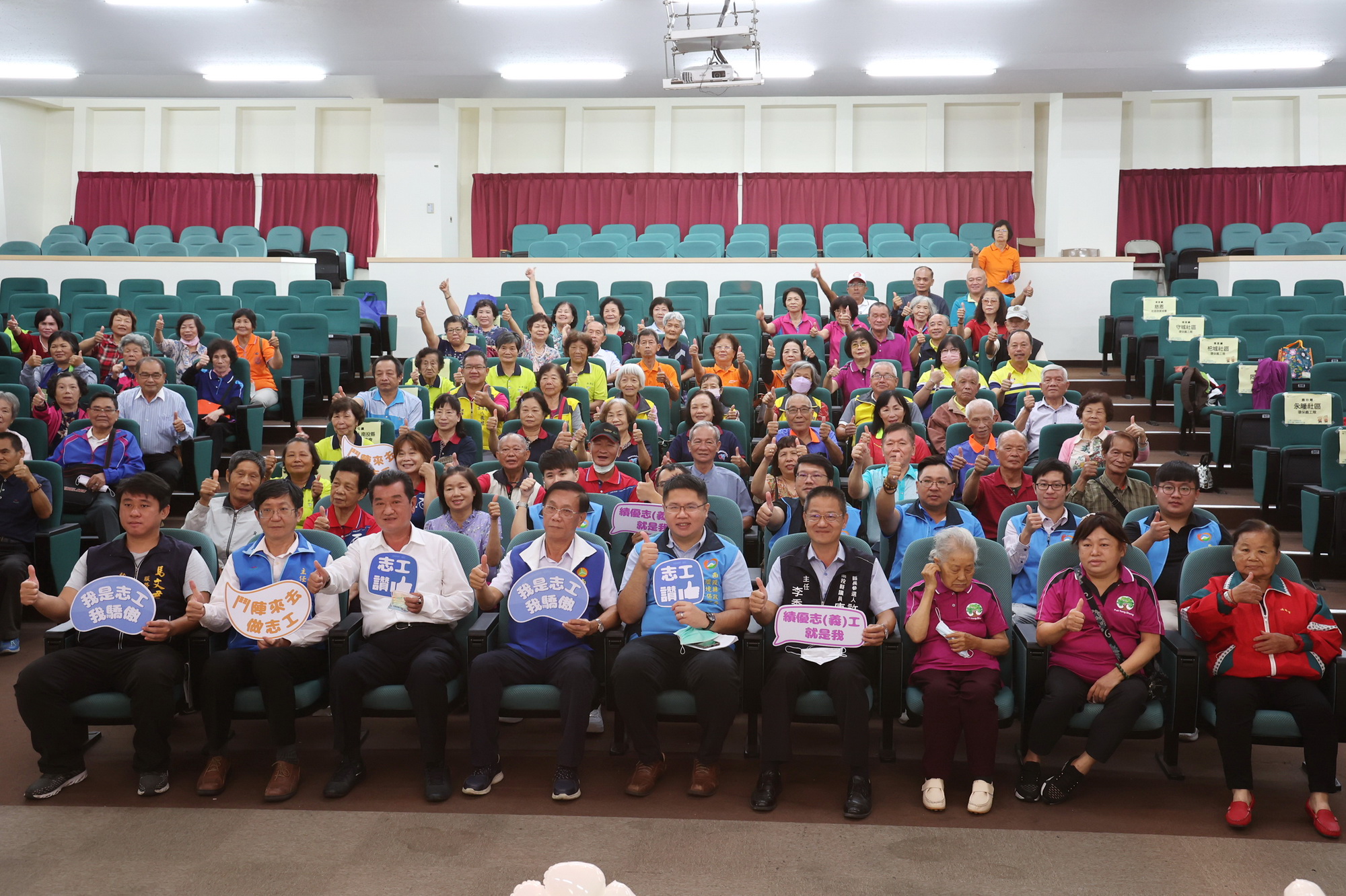 other image2-Thank you for your contribution. Magistrate Lin honored the senior environmental protection volunteers in the county, November 16