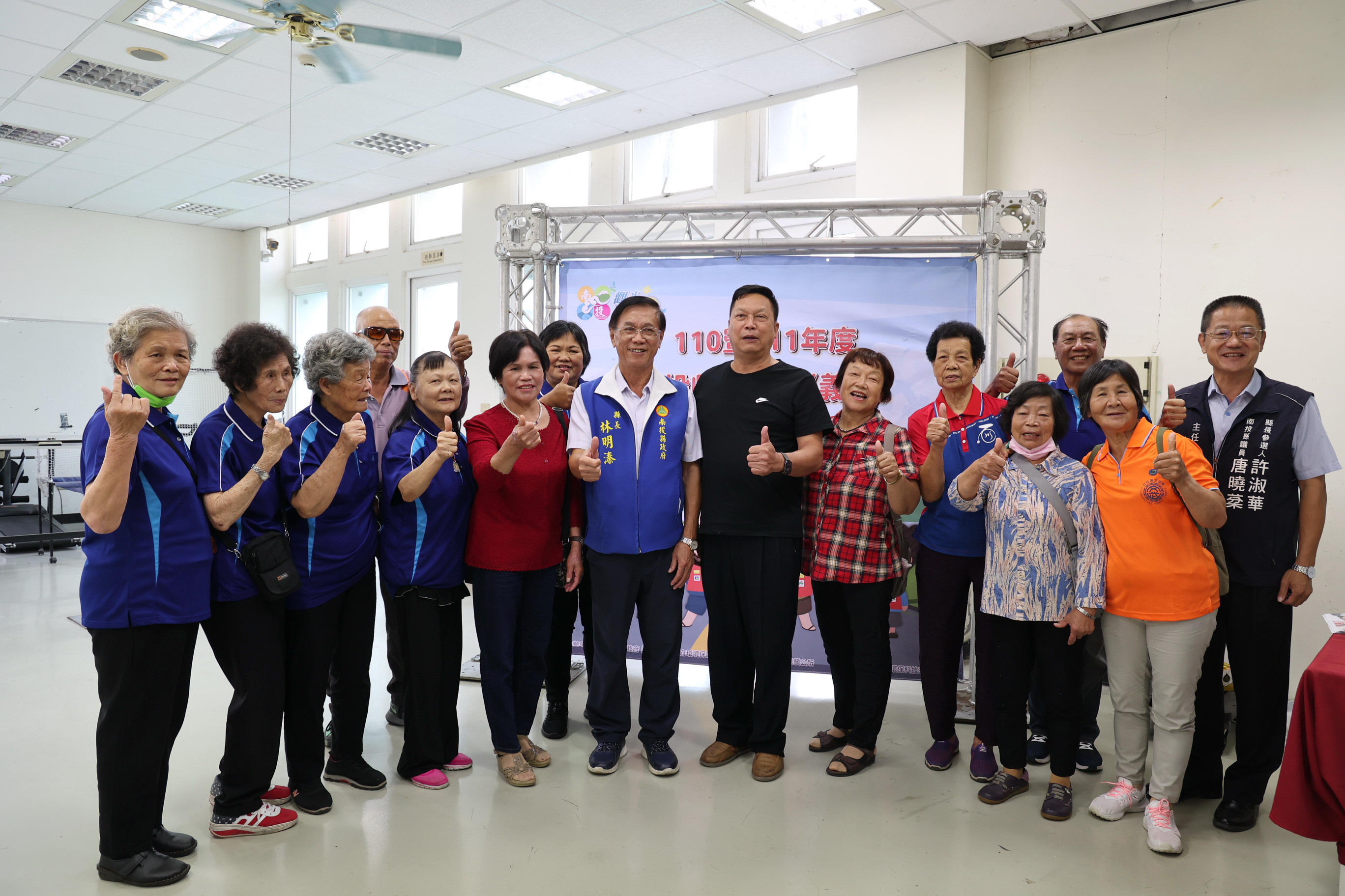 other image3-Thank you for your contribution. Magistrate Lin honored the senior environmental protection volunteers in the county, November 16